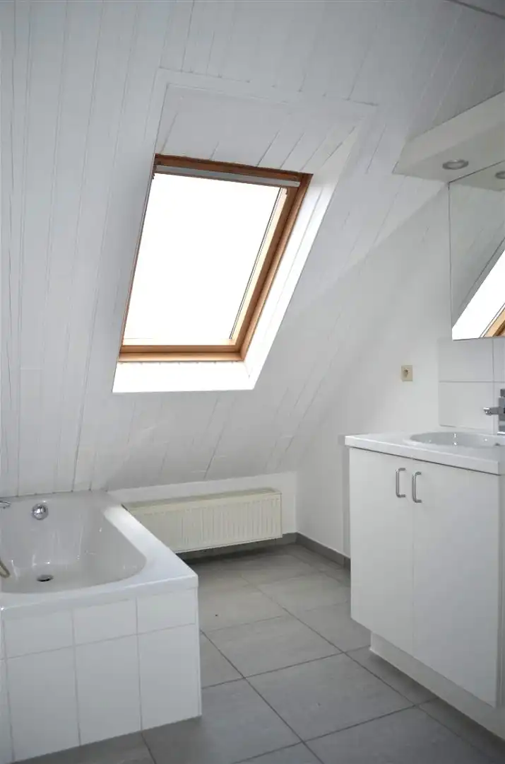 Ruim appartement van bouwjaar 2004 met twee slaapkamers, ondergrondse autostaanplaats en kelder. foto 12