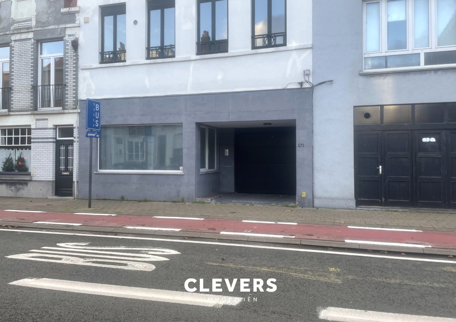 Ruime autostaanplaats vlakbij het station van Blankenberge foto {{pictureIndex}}