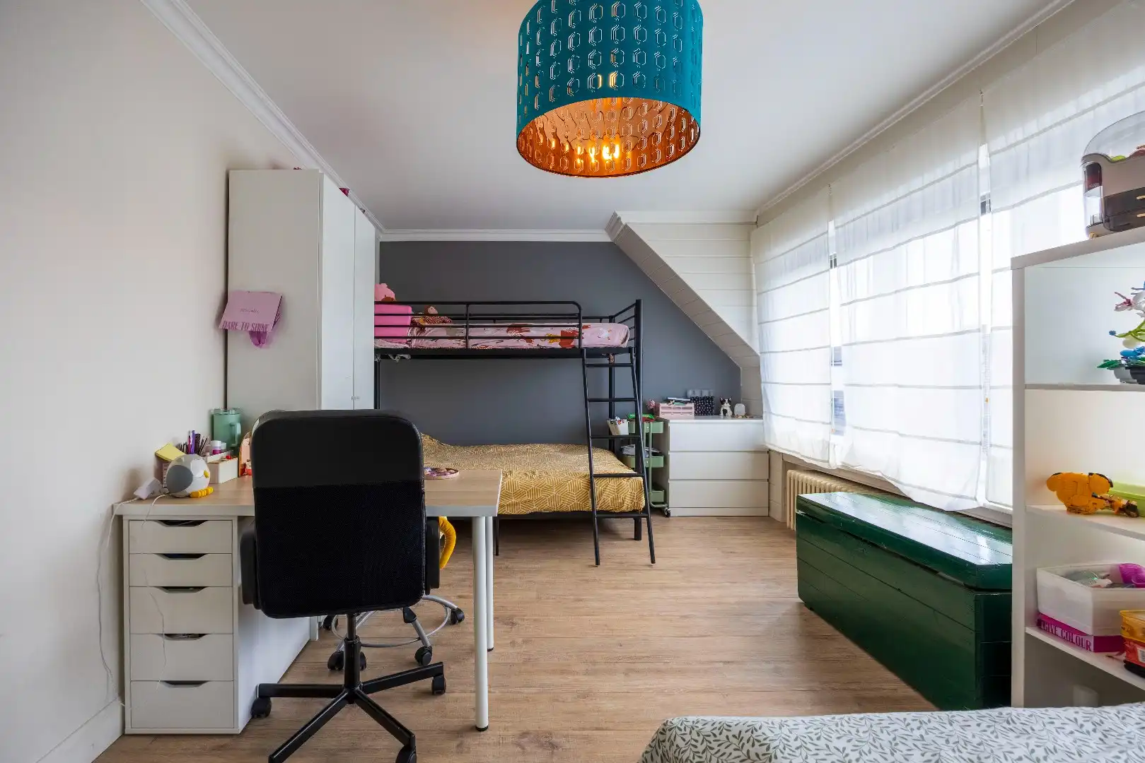 Instapklare bel-etagewoning met garage, zonnepanelen en aangename buitenruimte in het centrum van Heist. foto 21