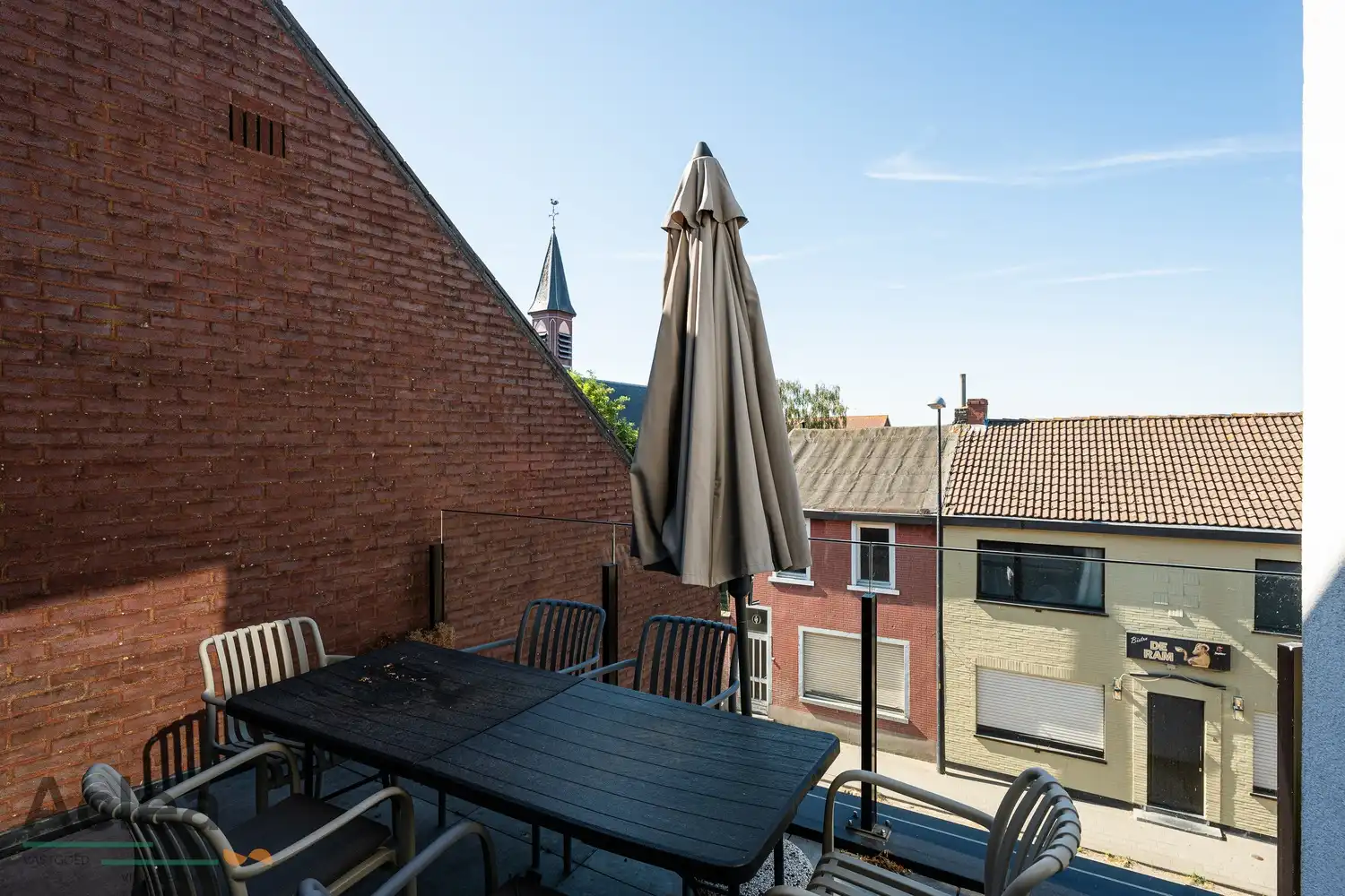 Modern appartement met ruim terras én garage in Sint-Jan-in-Eremo foto 4