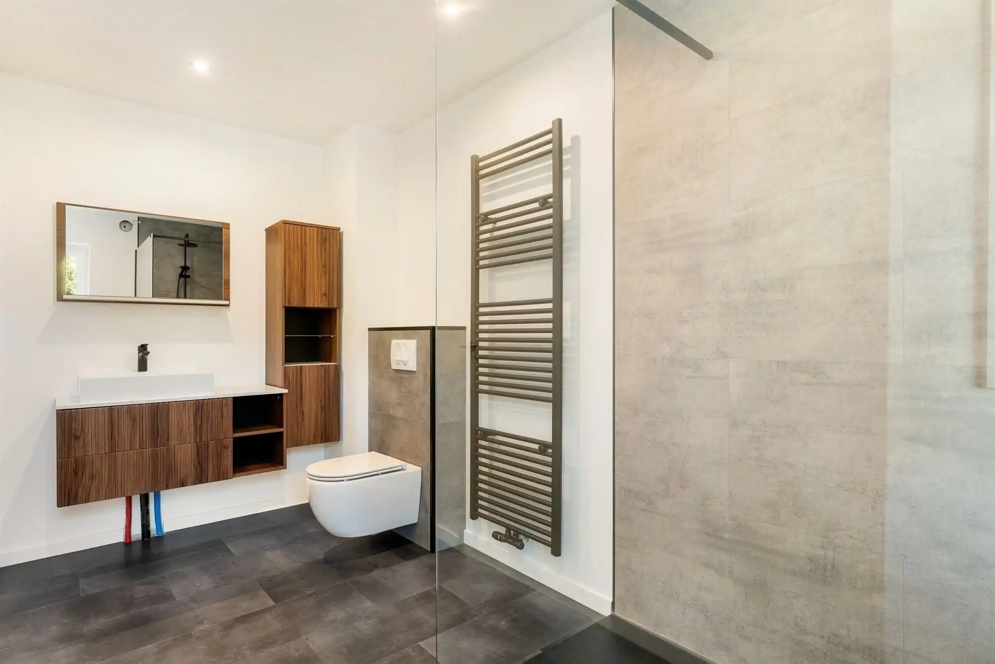 Gerenoveerde woning met oprit en zeer grote tuin foto 14