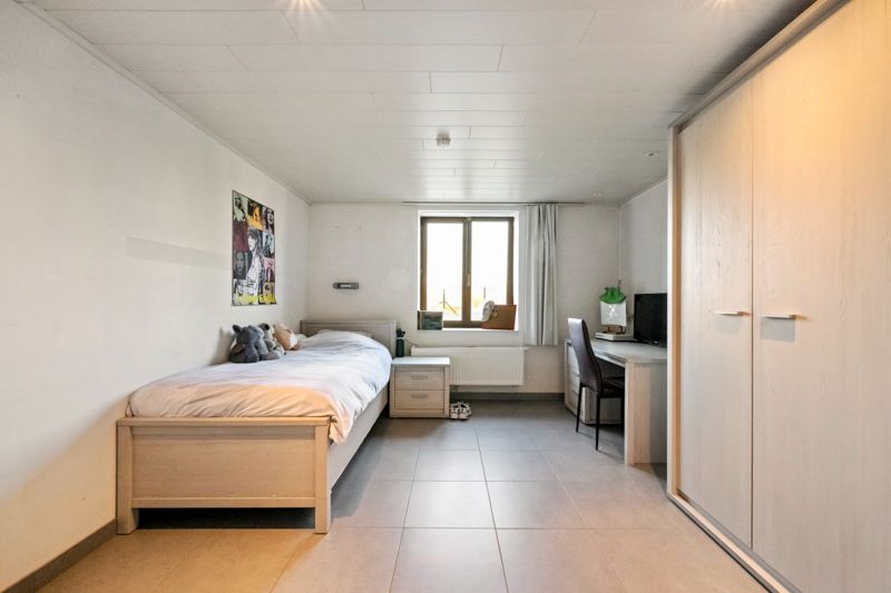 Staden. RUIME LANDELIJKE VILLA MET POTENTIEEL + loods van 435 m2 + loods van 515 m2 . Totaal perceel met tuinen en vijver = +/- 9000m2. Ideaal opbrengsteigendom en eigen gebruik. foto 14