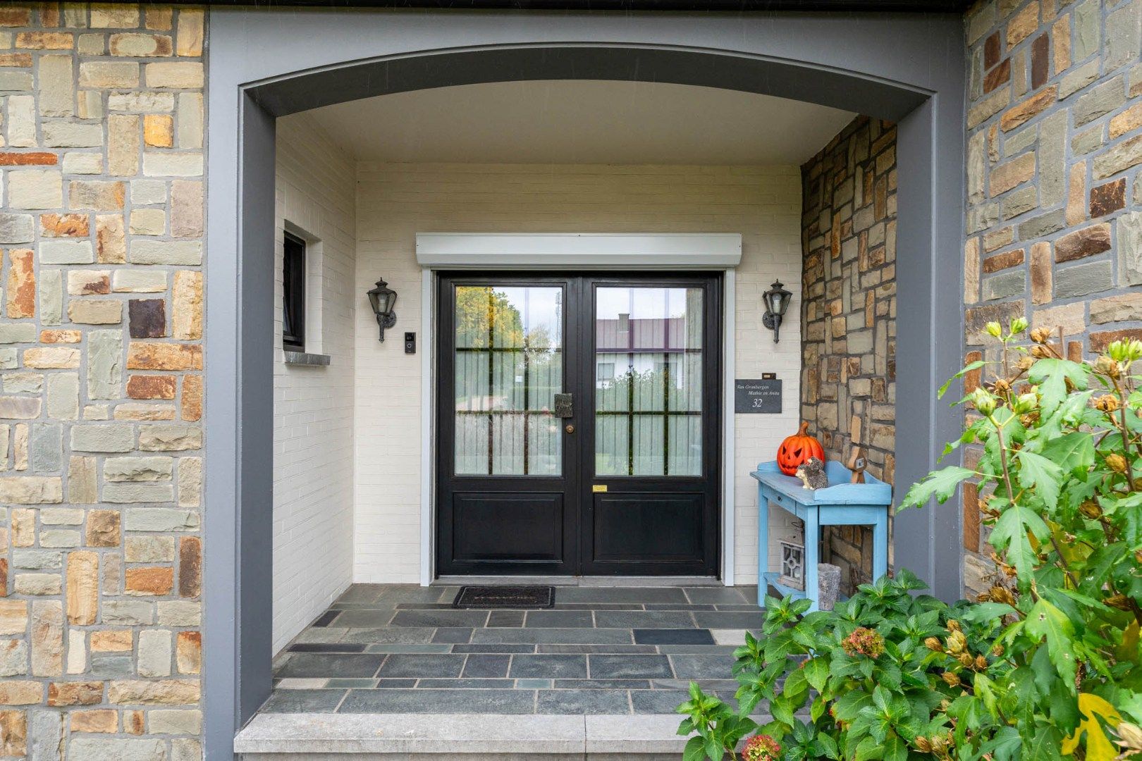 Ruim, goed afgewerkt gelijkvloers landhuis op een perceel van 13a20ca  nabij het centrum van Neeroeteren!  foto 4