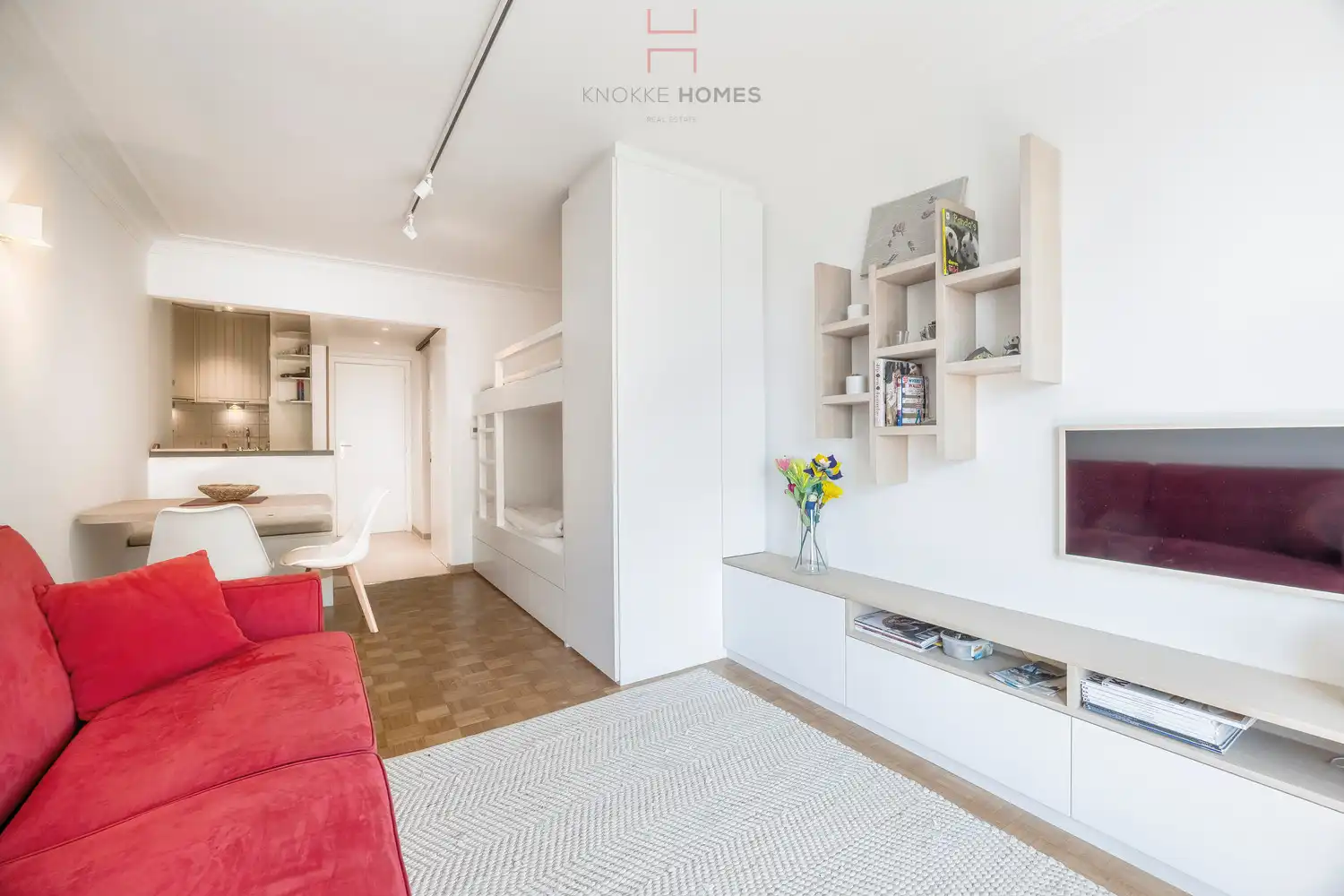 Instapklare studio met zijdelings zeezicht in Duinbergen foto 6