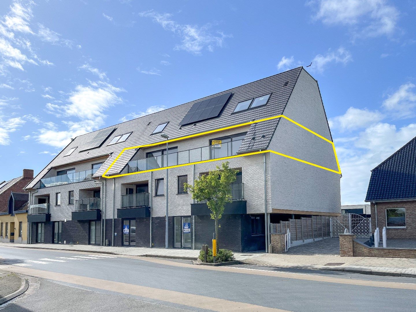 Nieuwbouwzondag 27/04 (10u-12u & 14u-16u) Ruim instapklaar nieuwbouwappartement (167 m²) met 3 slaapkamers en groot terras in centrum Eernegem foto {{pictureIndex}}