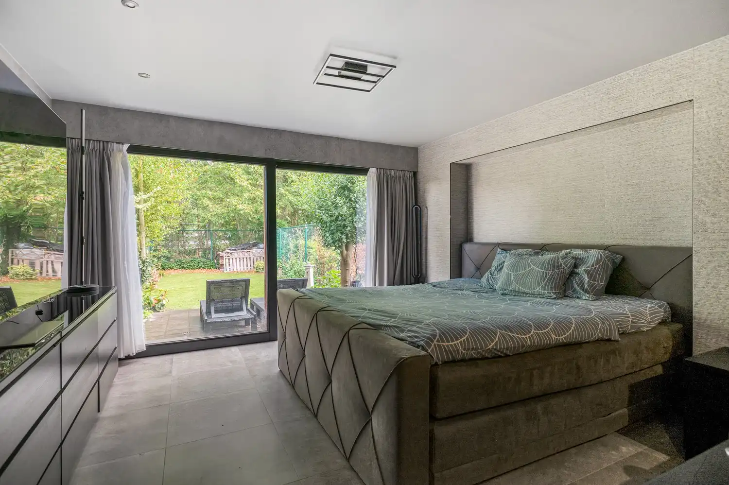 Ruime woning met 4 slaapkamers, 3 badkamers, inpandige garage en tuin! foto 6