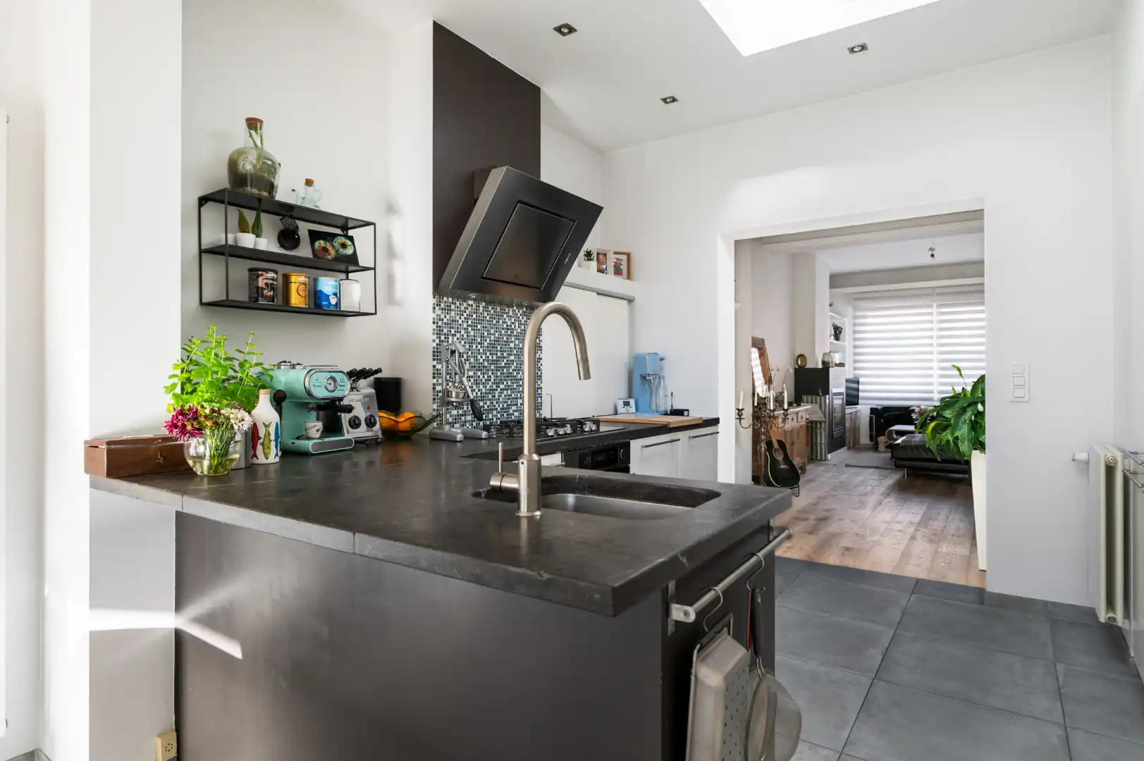 Verrassend ruim en energiezuinig wonen met een zonnige tuin in Schoten! foto 12