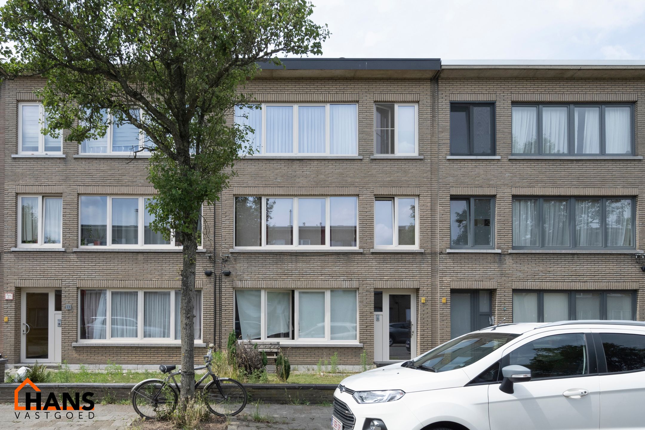 Gelijkvloersappartement met terras. foto {{pictureIndex}}