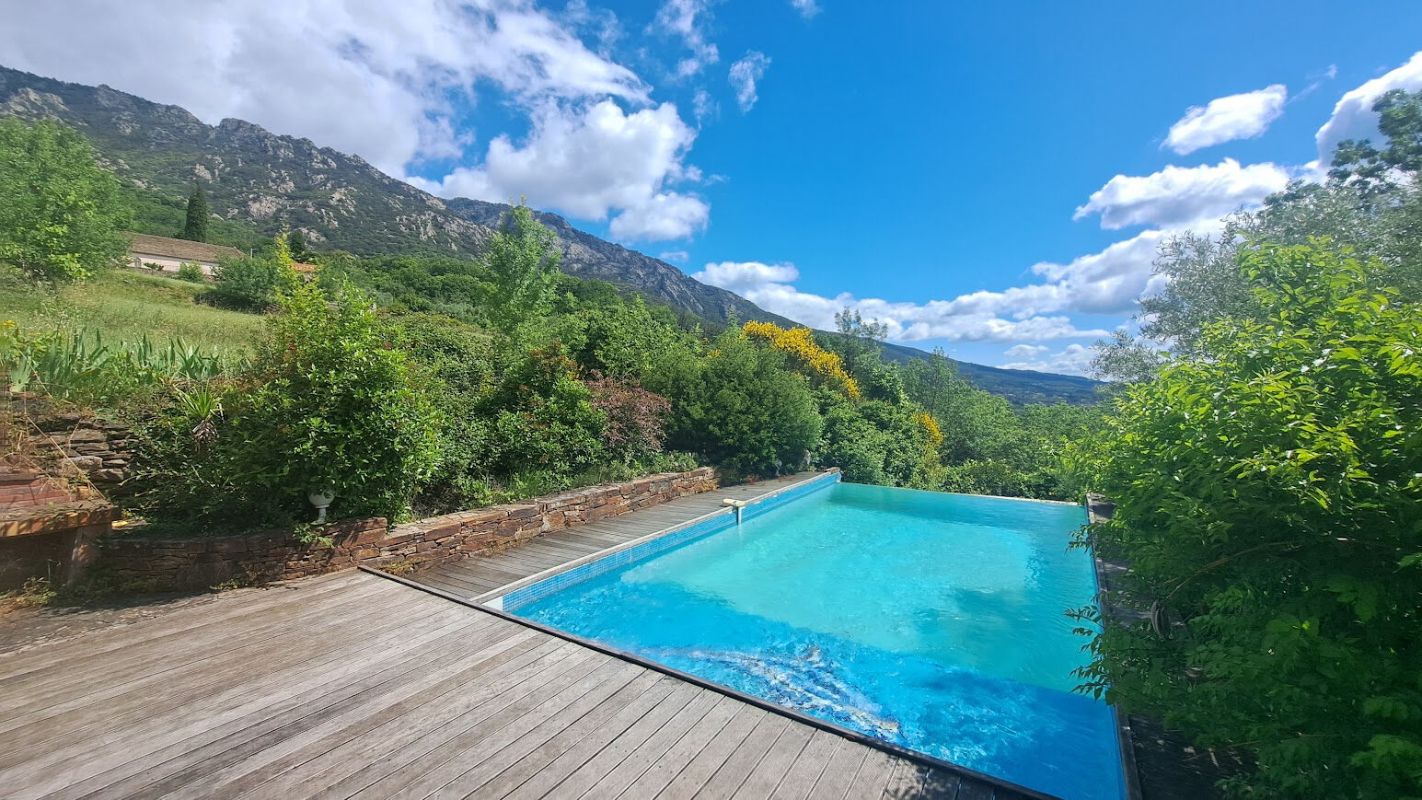 Vakantiewoning met panoramisch uitzicht in Saint Martin de l’Arçon, Frankrijk foto {{pictureIndex}}