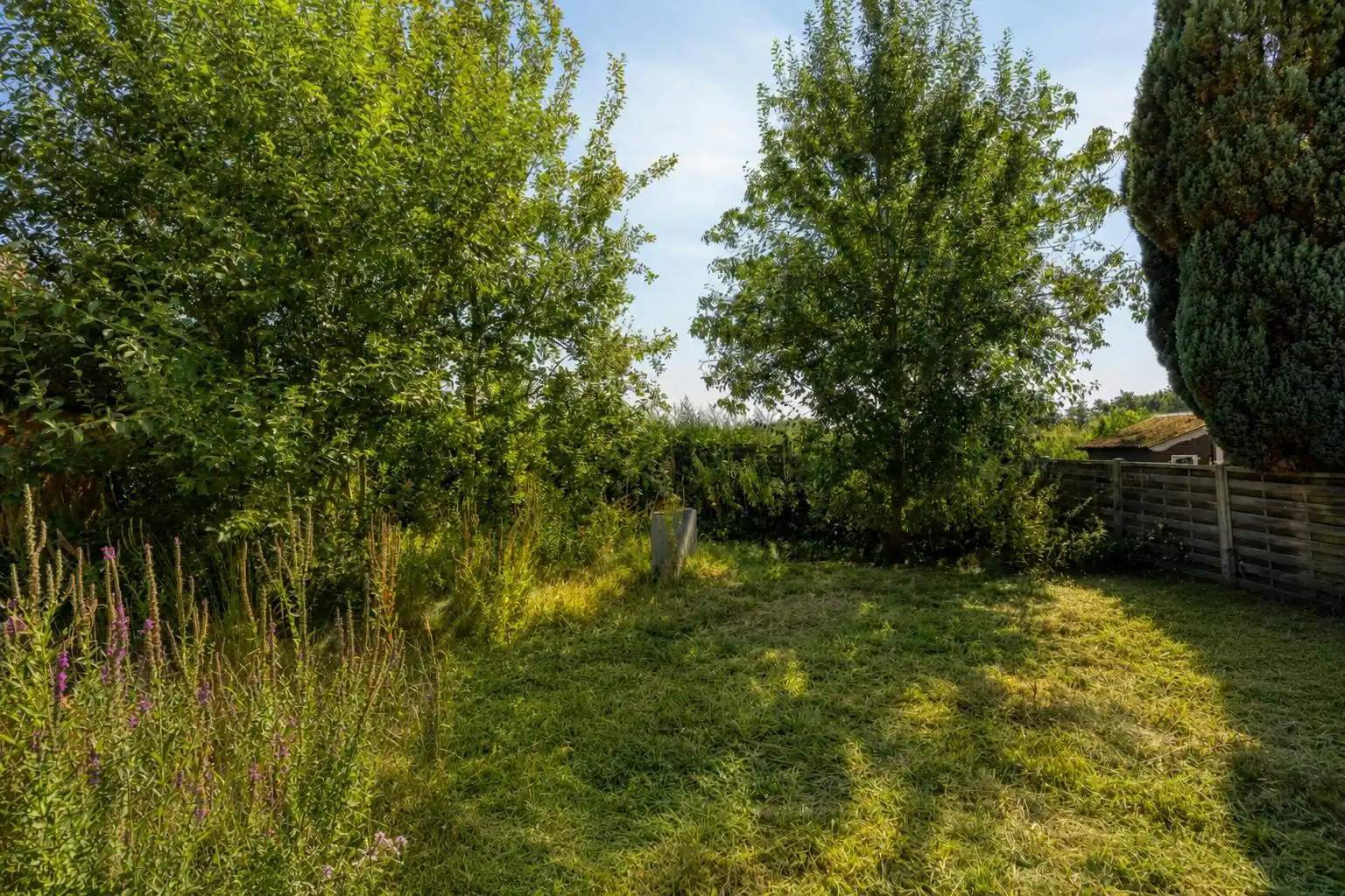 Volledig gerenoveerde halfopen woning in hartje Ertvelde foto 13