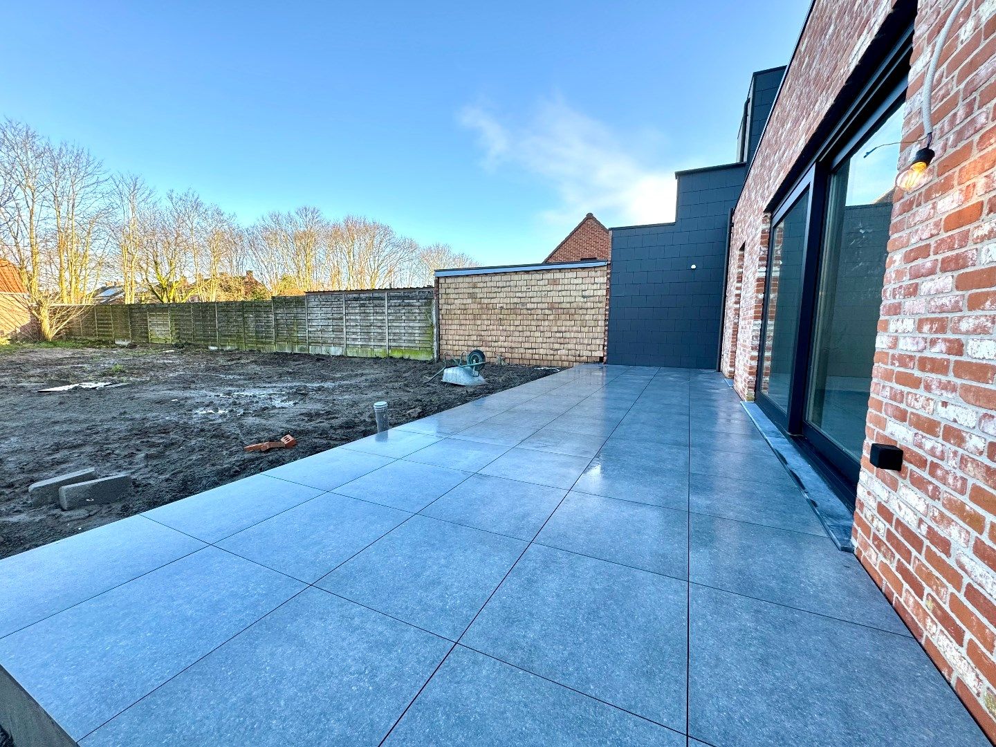 GERENOVEERDE HALFOPEN WONING MET 3 SLPKS, 2 BADKAMERS, TUIN EN GARAGE foto 4