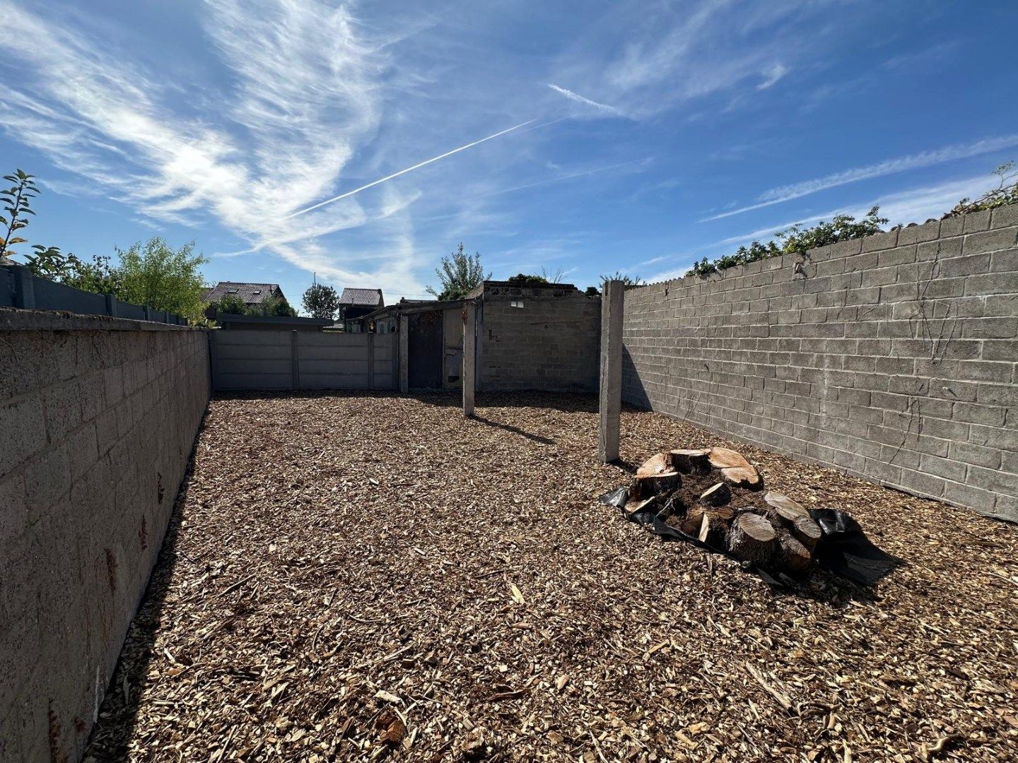 Ruim handelspand met magazijnen, loods, bureelruimte en grote tuin foto 9