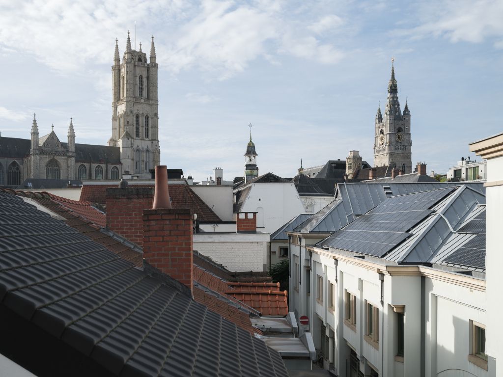 Centrum Gent - Een architecturale hoekwoning met een exeptionele ruimtelijkheid, twee slaapkamers en twee buitenruimtes. foto 15