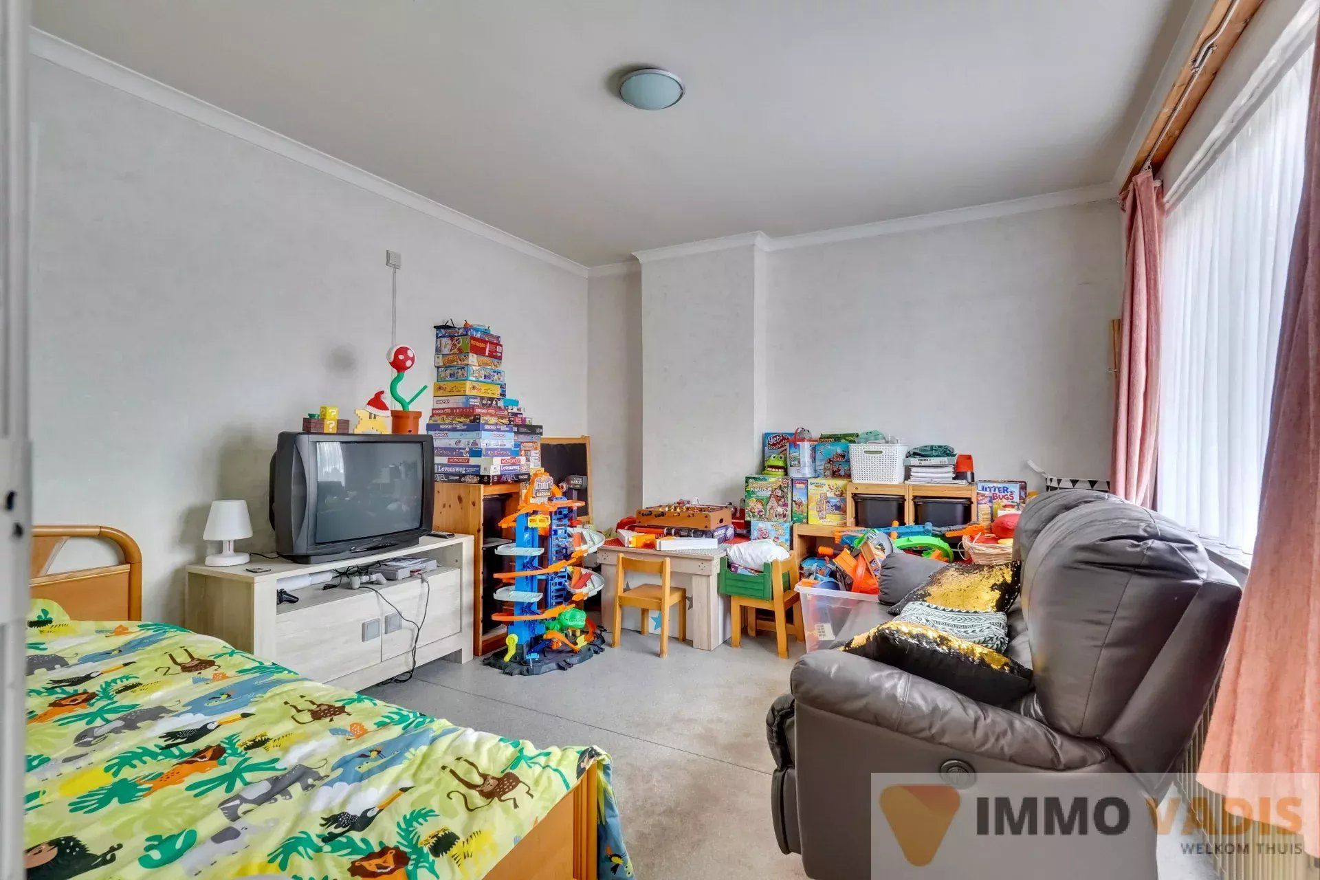 Ruime halfopen bebouwing op rustige locatie foto 21