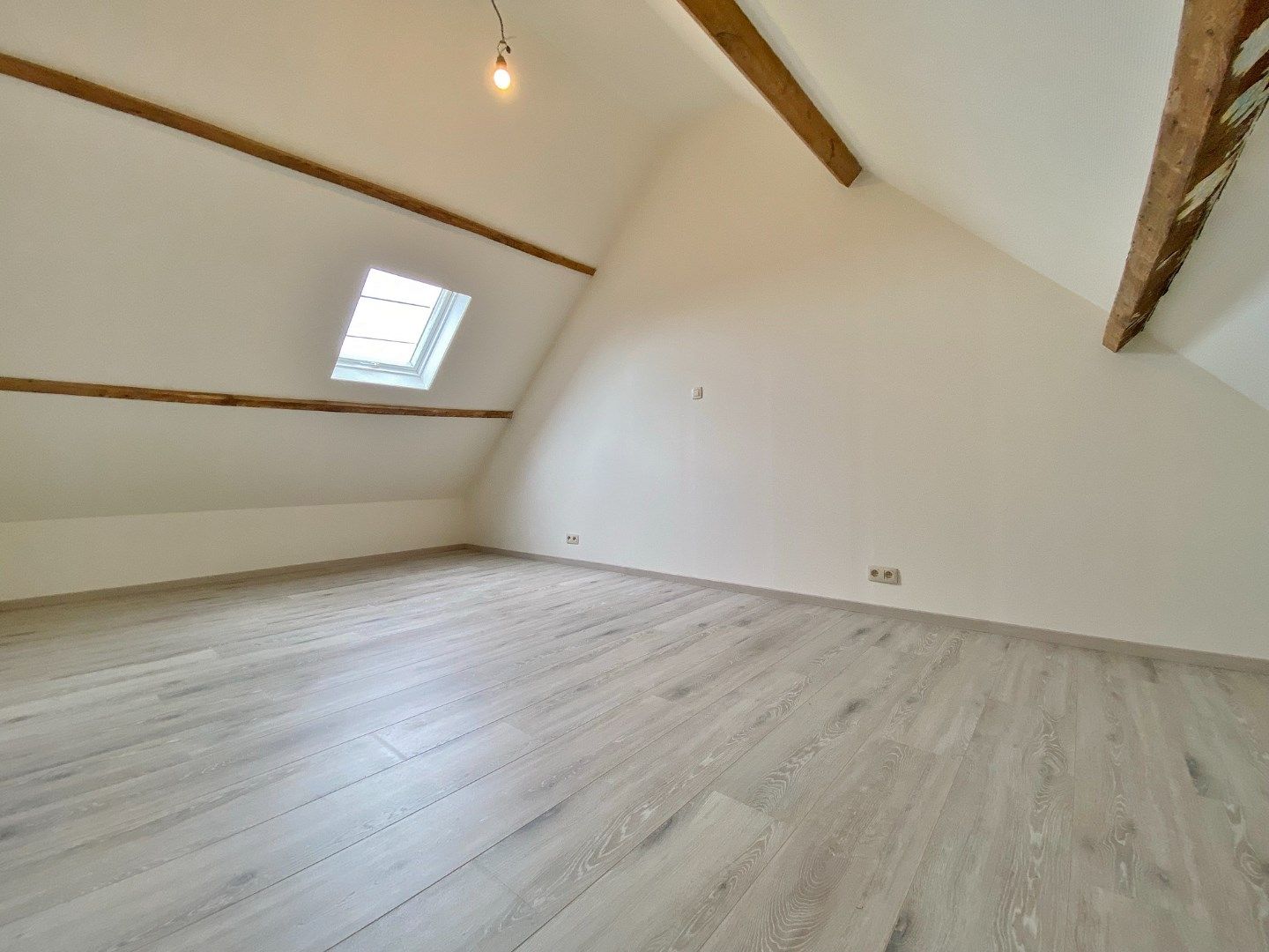 Volledig vernieuwde rijwoning met grote tuin, uitweg en parking. foto 11
