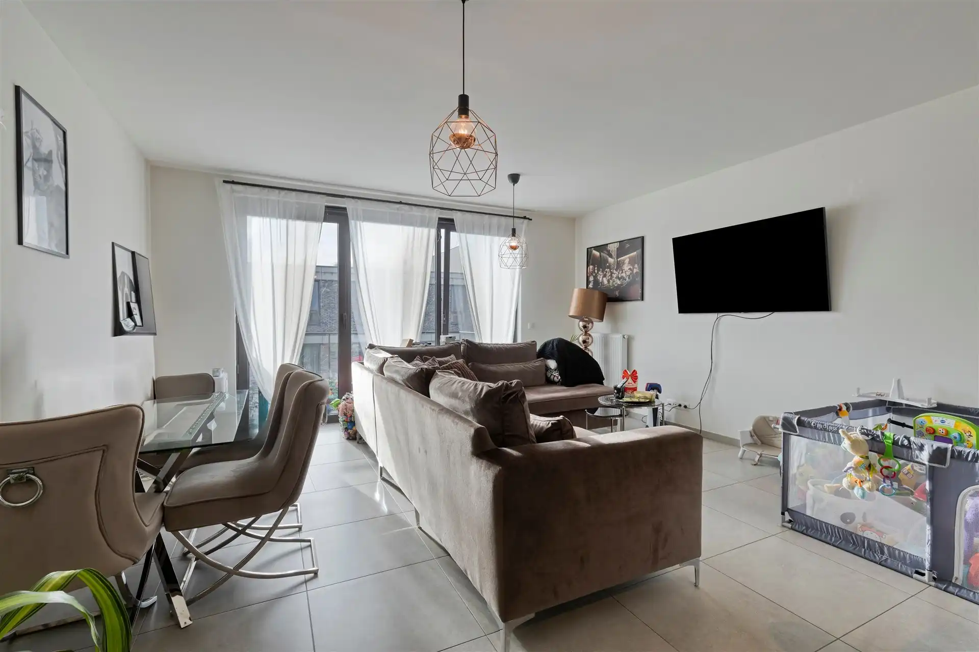 Instapklaar, energiezuinig 2 slaapkamer appartement (83m²) met terras, gem. tuin en autostaanplaats. foto 9