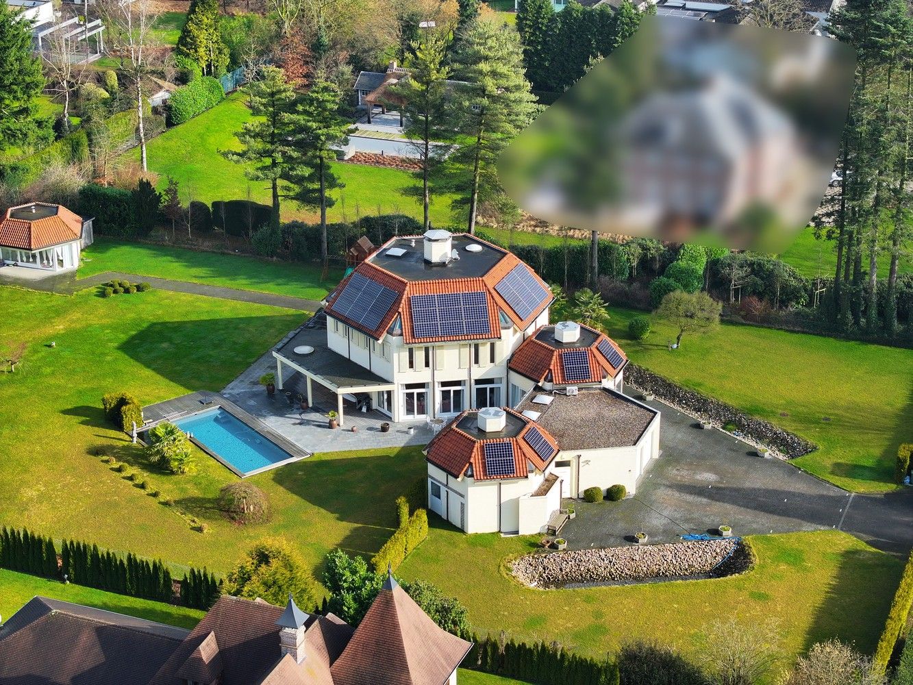 Villa met een uniek, eigentijds ontwerp, fraai gelegen op een perceel van 45a (4.500 m²) in een van de mooiste lanen van Lanaken in villawijk Goudkust te Neerharen foto {{pictureIndex}}