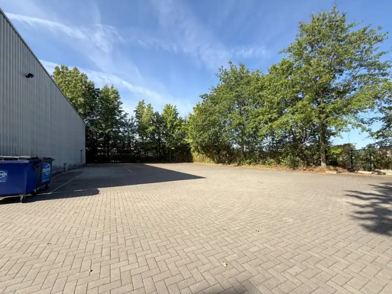 GENK: Bedrijfsgebouw met magazijn, atelier, kantoren en appartement foto 22