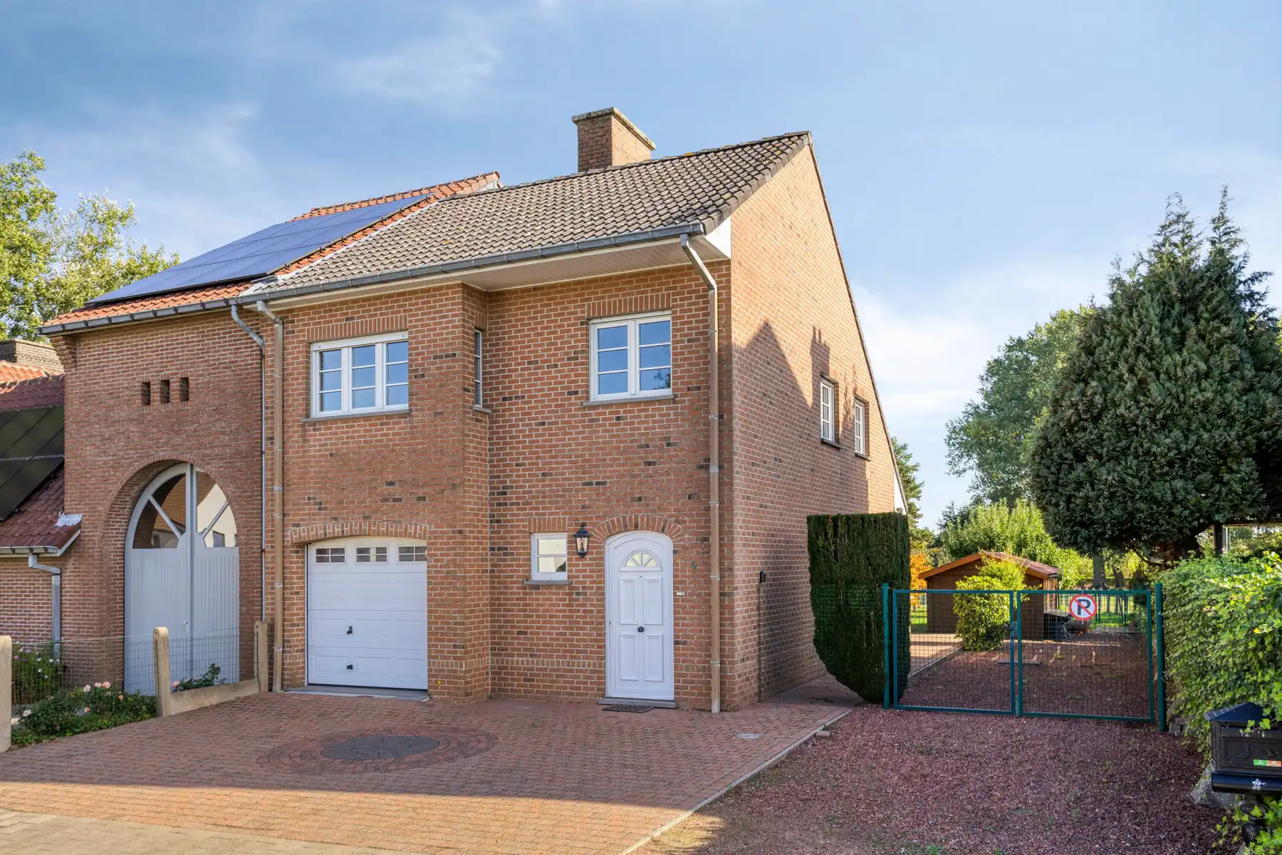 Half open bebouwing met 3 slaapkamers, garage en ruime tuin! foto {{pictureIndex}}