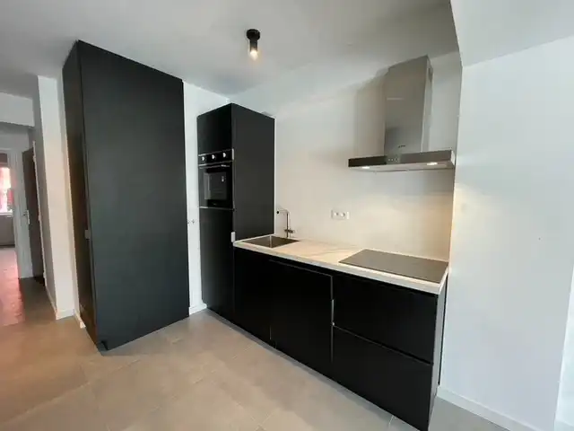Ongemeubeld appartement met twee slaapkamers. Aan de achterkant van de Zeedijk. foto 5
