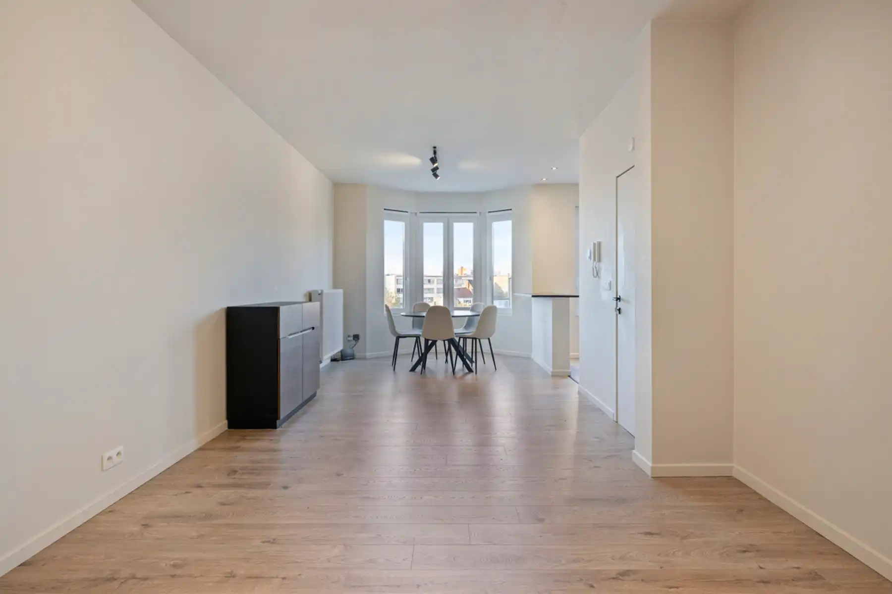 Gerenoveerd appartement (2 slpk) met balkon en fietsberging. foto 2