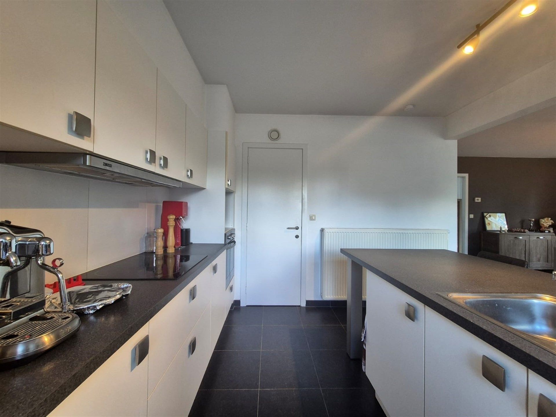 Bijzonder interessant gelegen recente woning met tuin en garage. foto 9