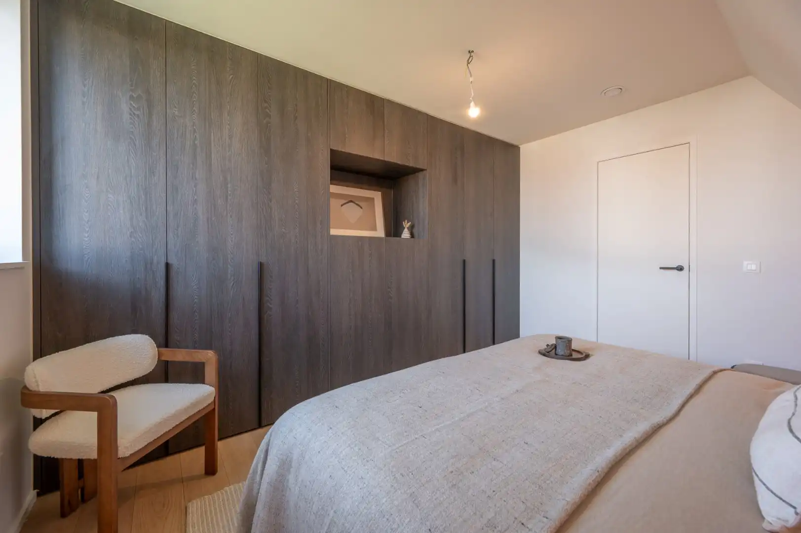 Lichtrijke nieuwbouwvilla met aangename volumes en zonnige tuin foto 15