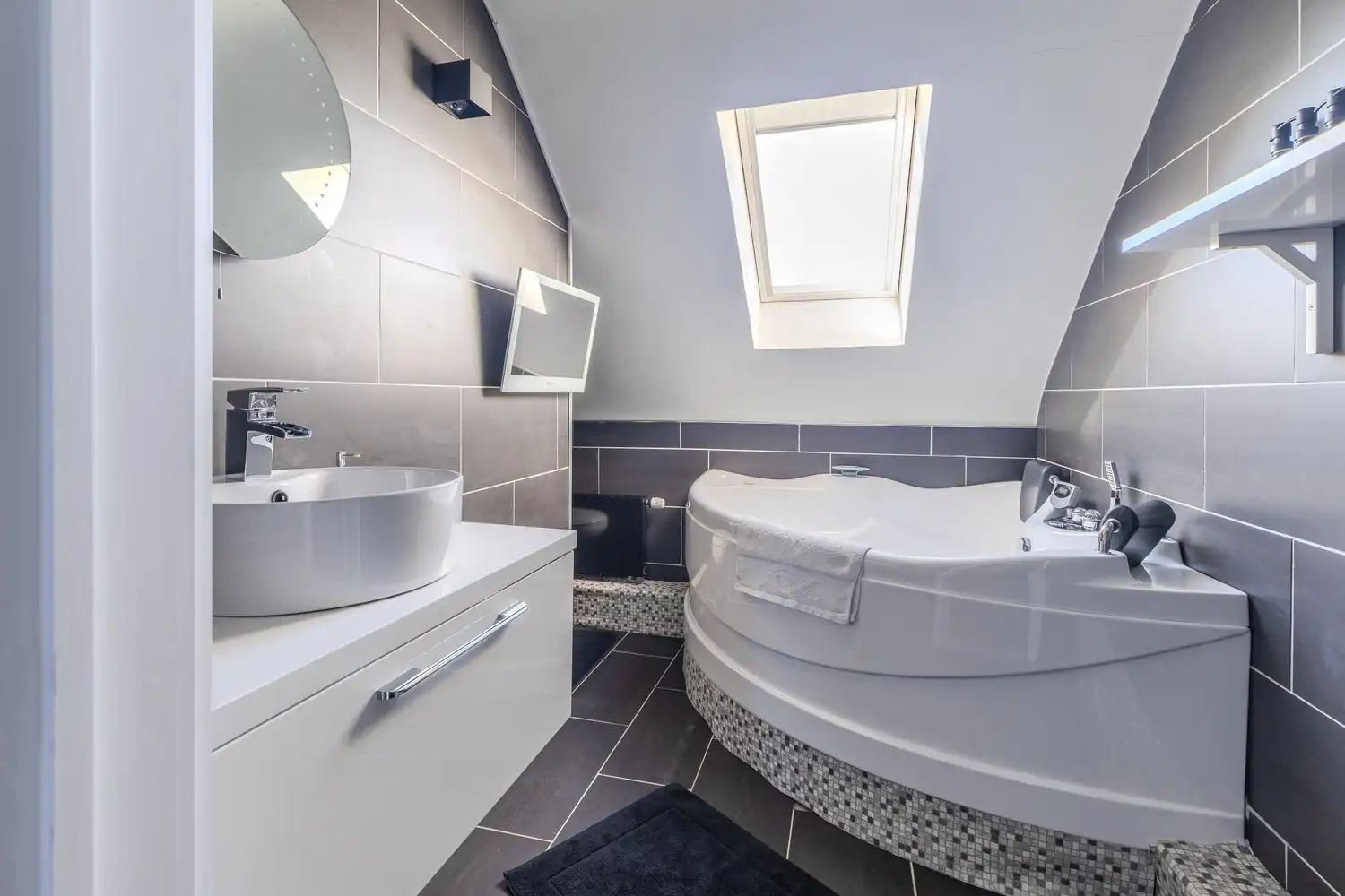 Stijlvolle, instapklare woning met vier slaapkamers, twee badkamers en verwarmd zwembad te koop in Lanaken foto 32