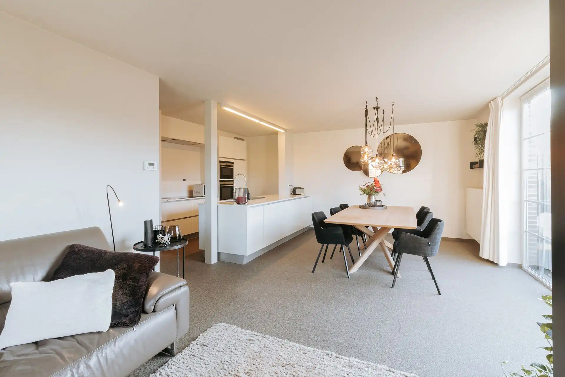 Instapklaar gelijkvloersappartement met tuin en garagebox foto 3