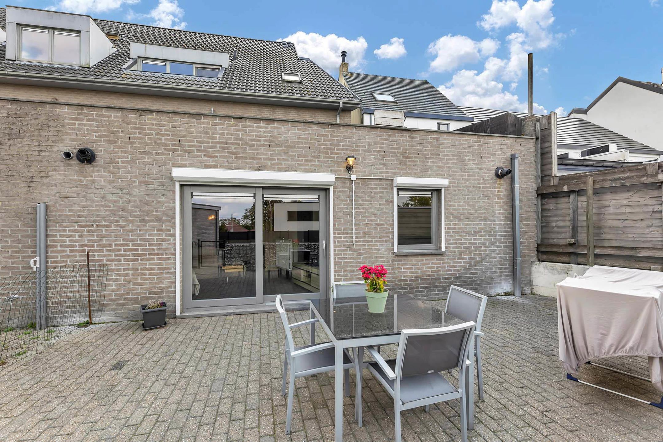 Energiezuinig app met staanplaats en groot terras foto 14