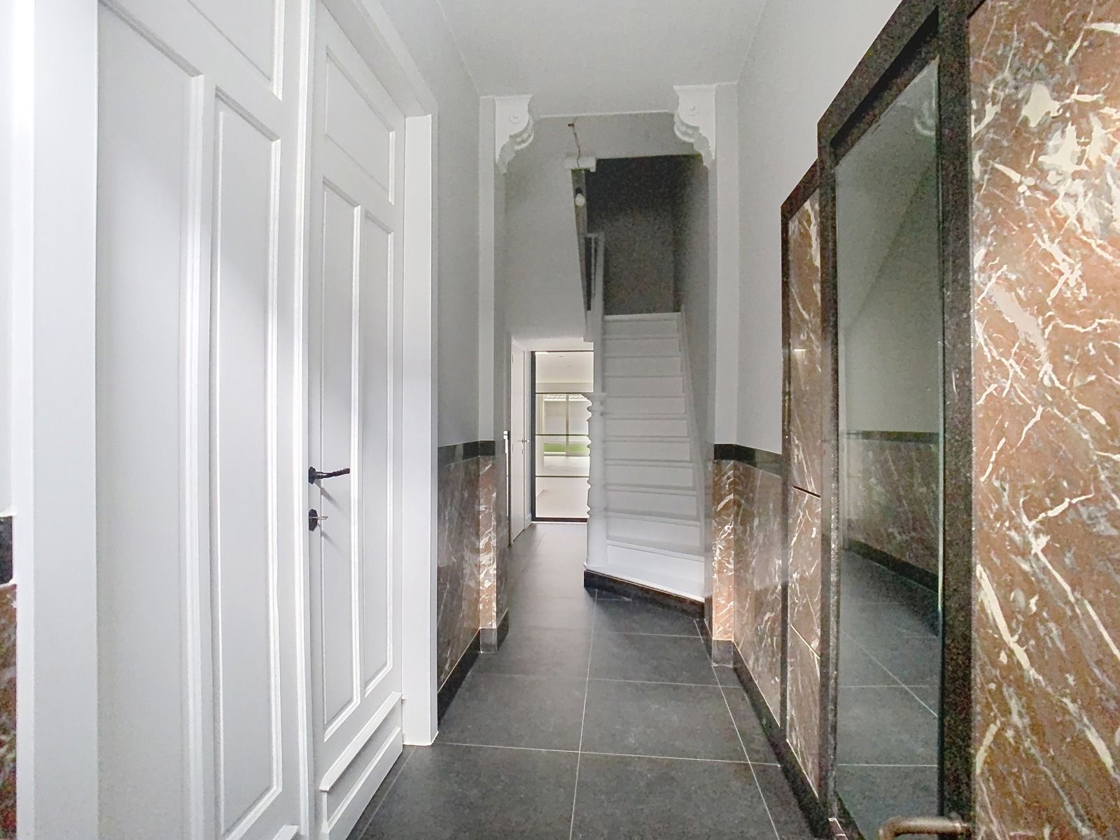 Instapklare woning met authentieke charme in hartje Aalst! foto 8