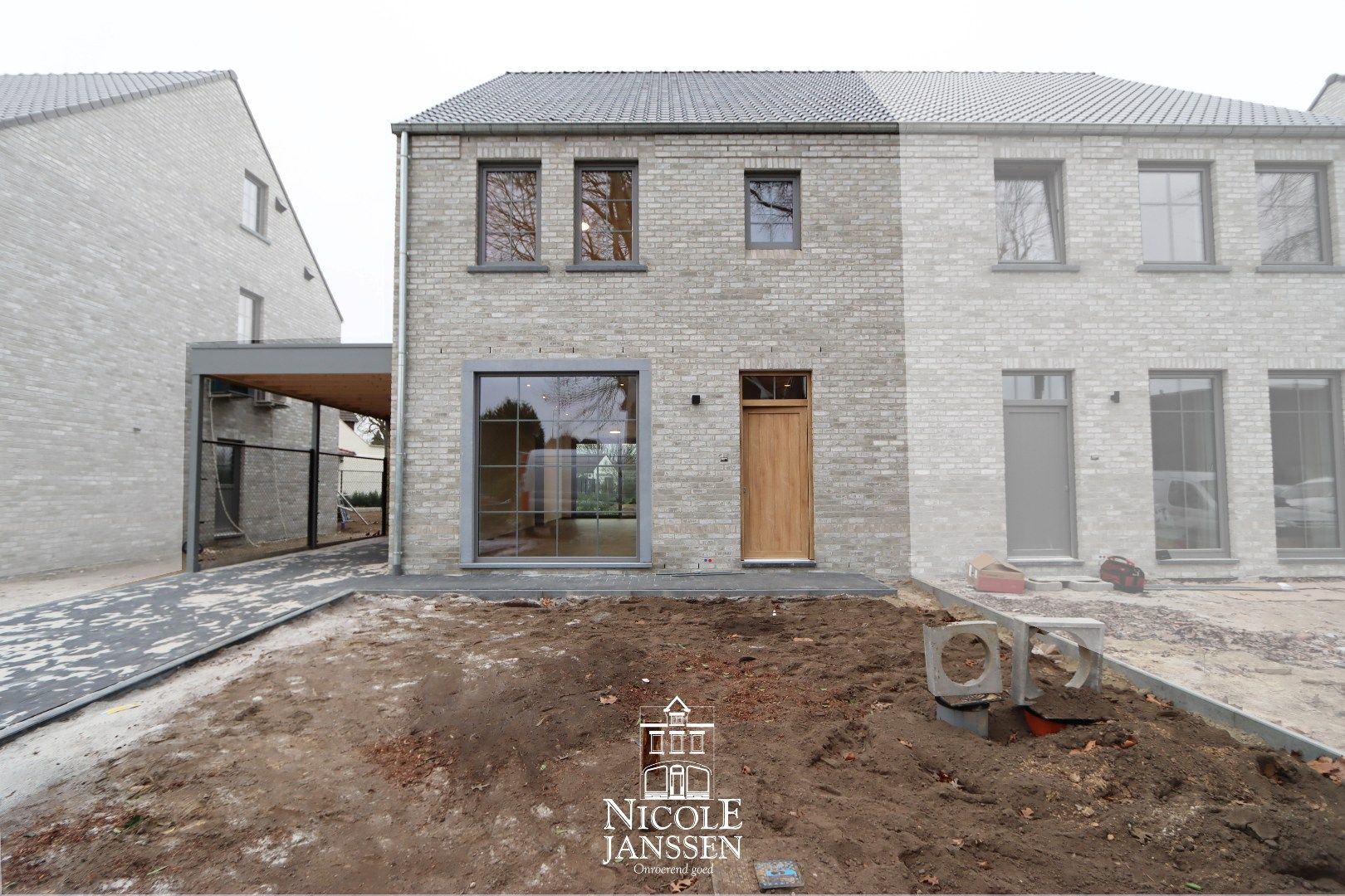 Nieuwbouwwoning met carport foto {{pictureIndex}}