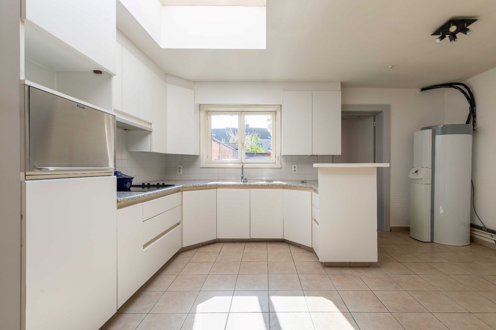 Centraal en rustig gelegen vernieuwde woning met groot zonneterras op enkele passen van de Katelijnepoort. foto 9
