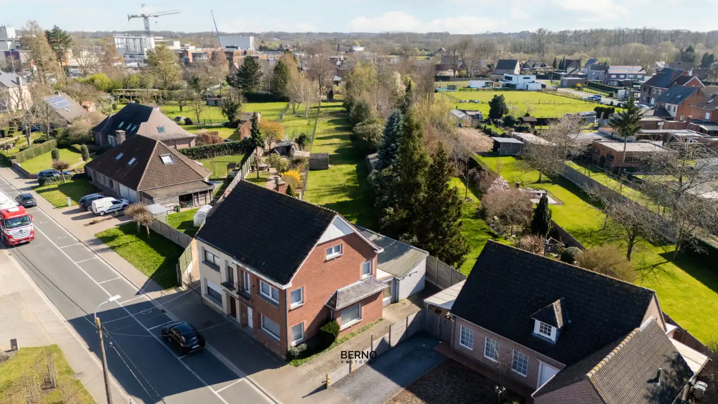 Halfopen bebouwing met oprit en ruime, zonnige tuin. foto 21