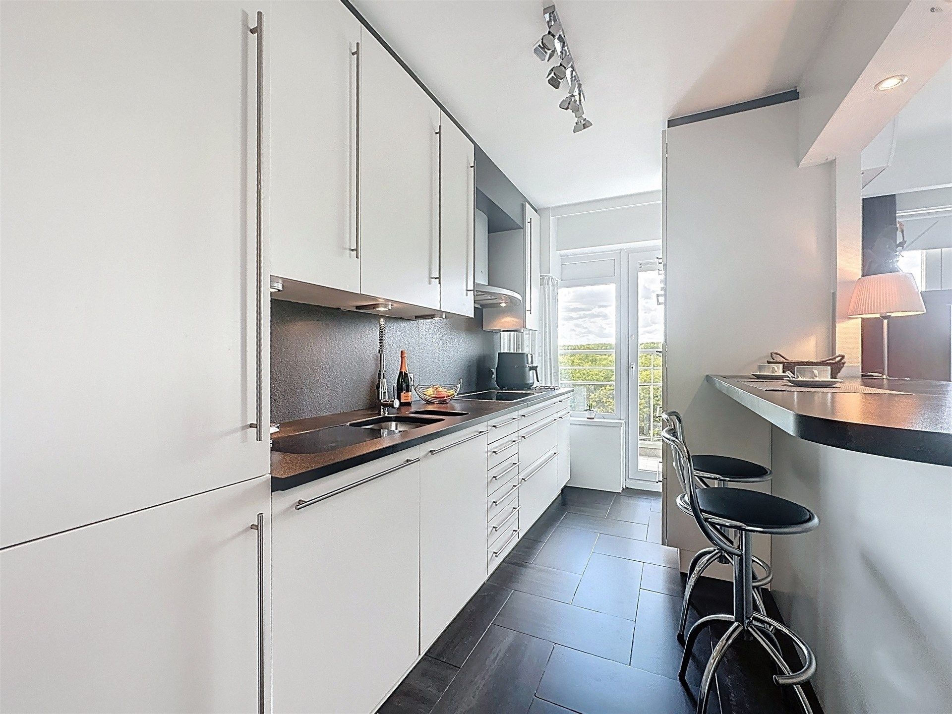 Ruim en lichtrijk 3 slpk hoekappartement met een fantastisch uitzicht. foto 4