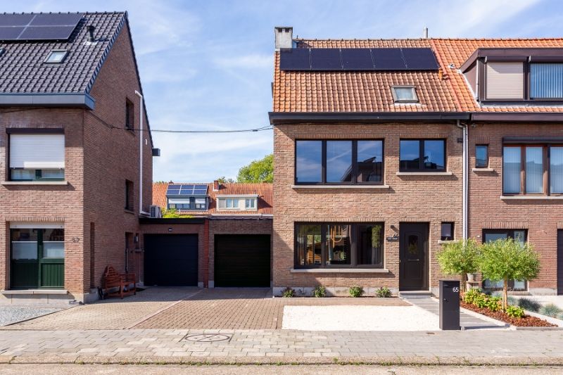 Prachtige eigendom met een zee van ruimte en licht, top afwerking, instapklaar! foto {{pictureIndex}}