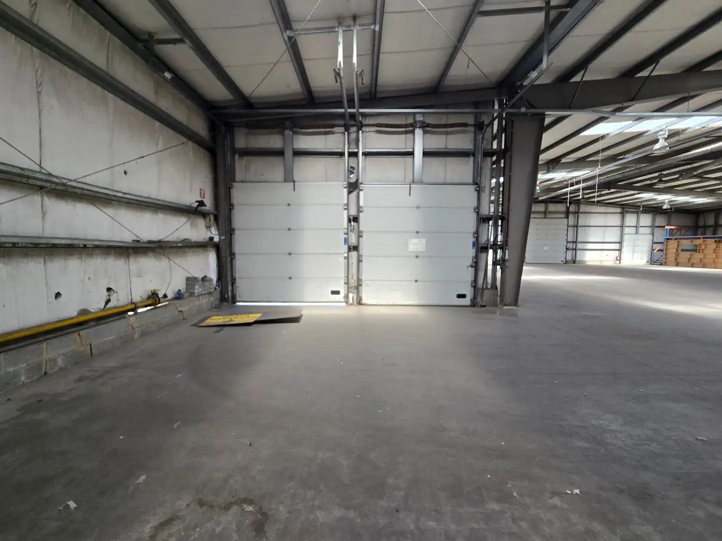 Ruime magazijn-/bedrijfsruimte van ca. 1.200 m² met 5 sectionaalpoorten en 3 laadkades op goed bereikbaar industrieterrein foto 5