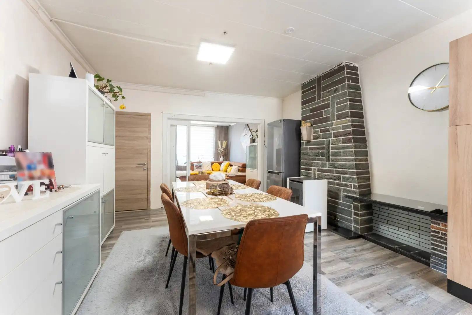 Centrale rijwoning met drie slaapkamers en terras in hartje Roeselare foto 4