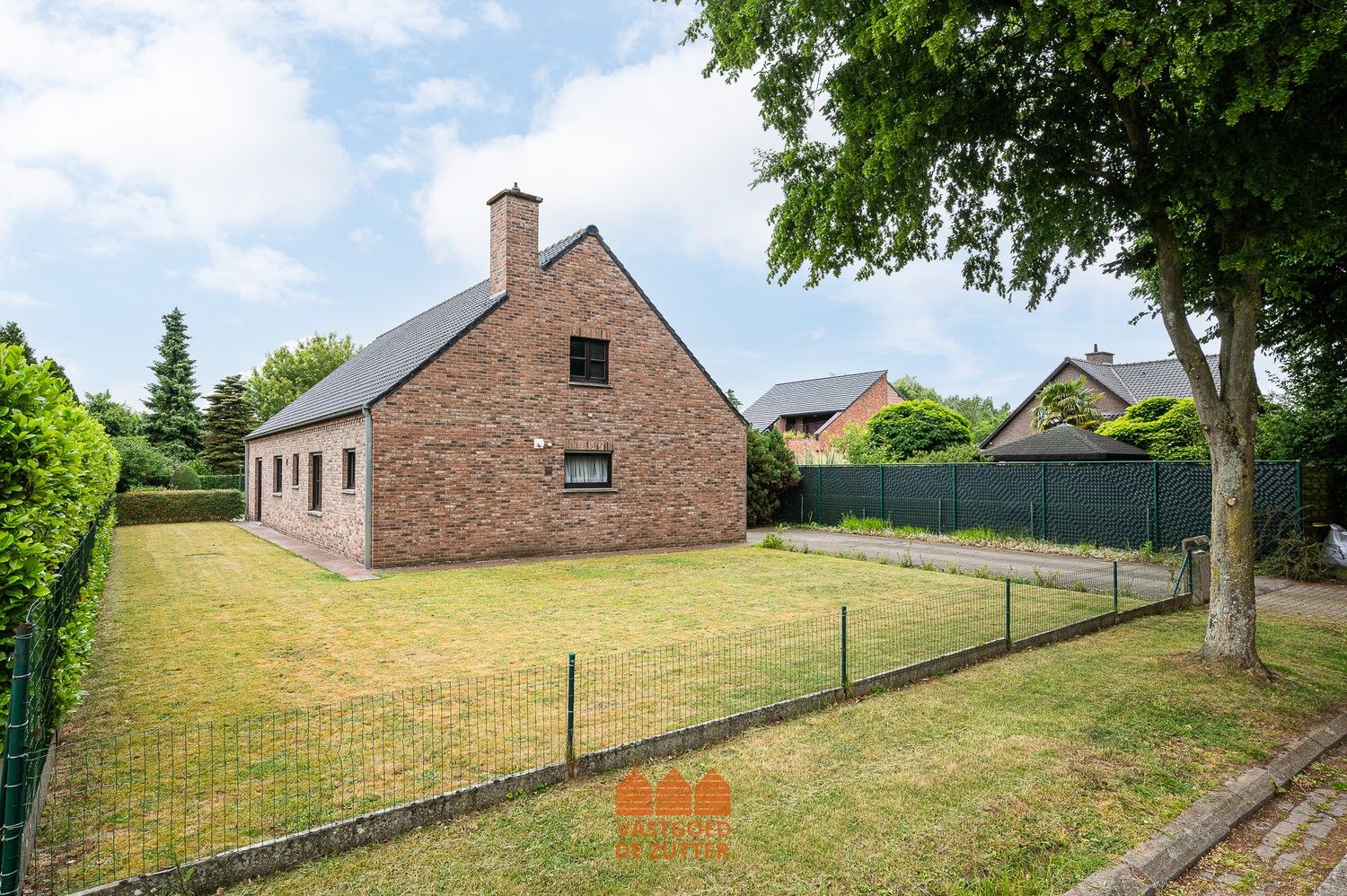 Ruime woning met potentieel en zuidgerichte tuin in doodlopende straat foto 3