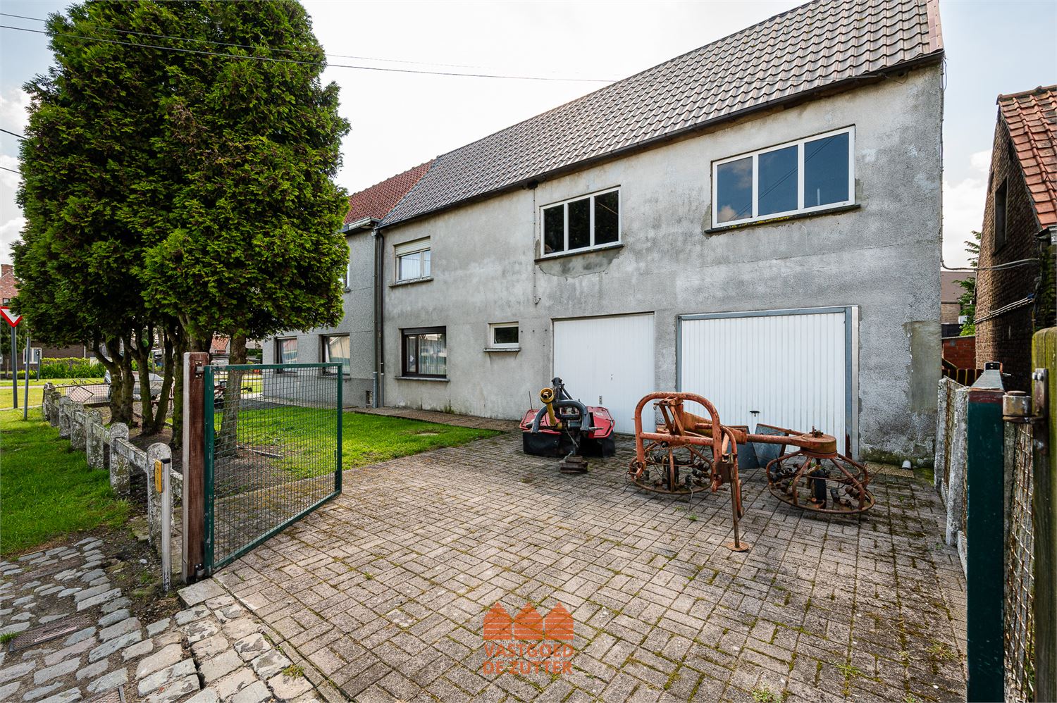 Gesloten bebouwing met 3 slaapkamers en 2 grote garages foto 18