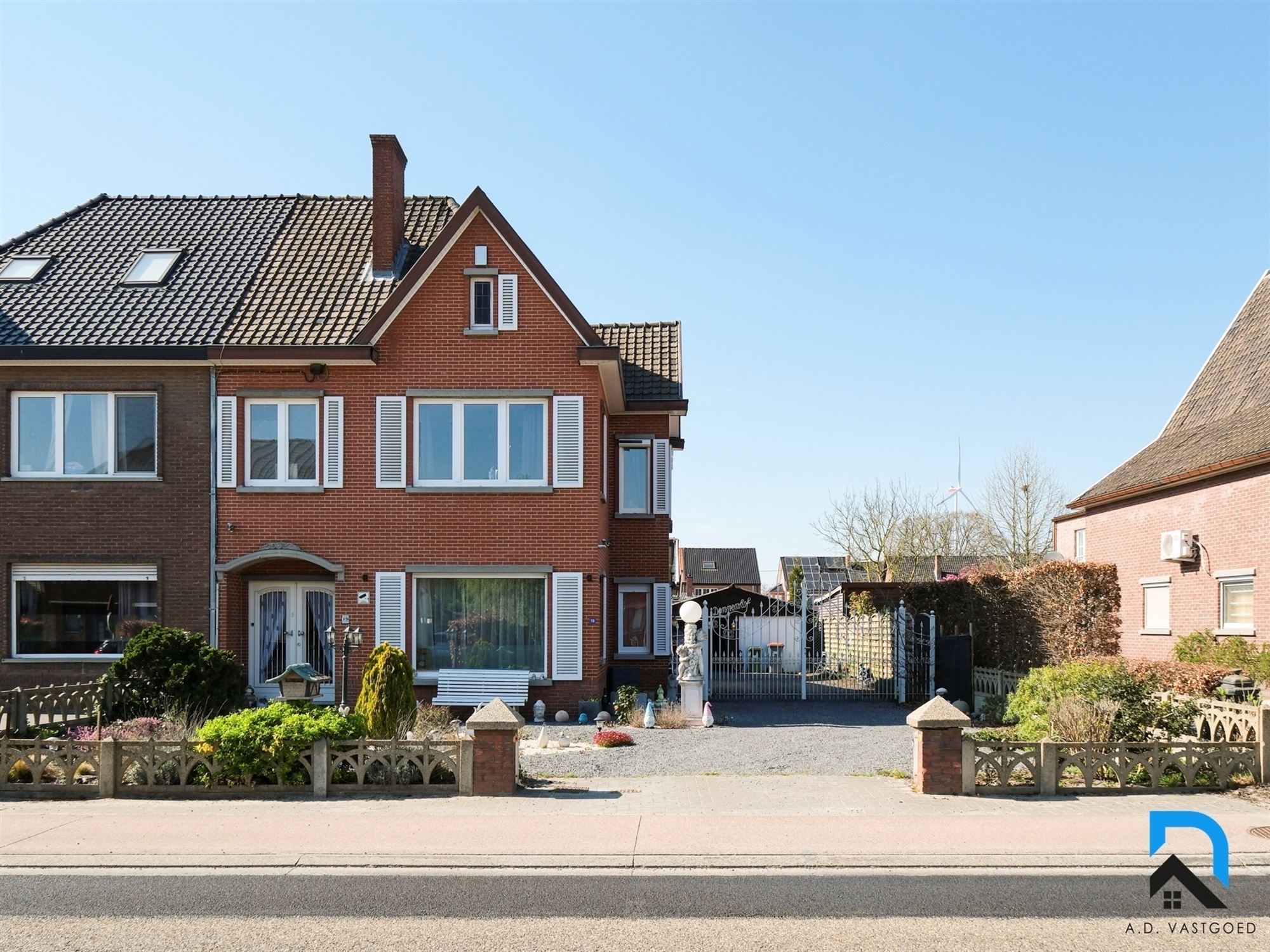 Ruime woning met grote tuin en dubbele garage foto 33