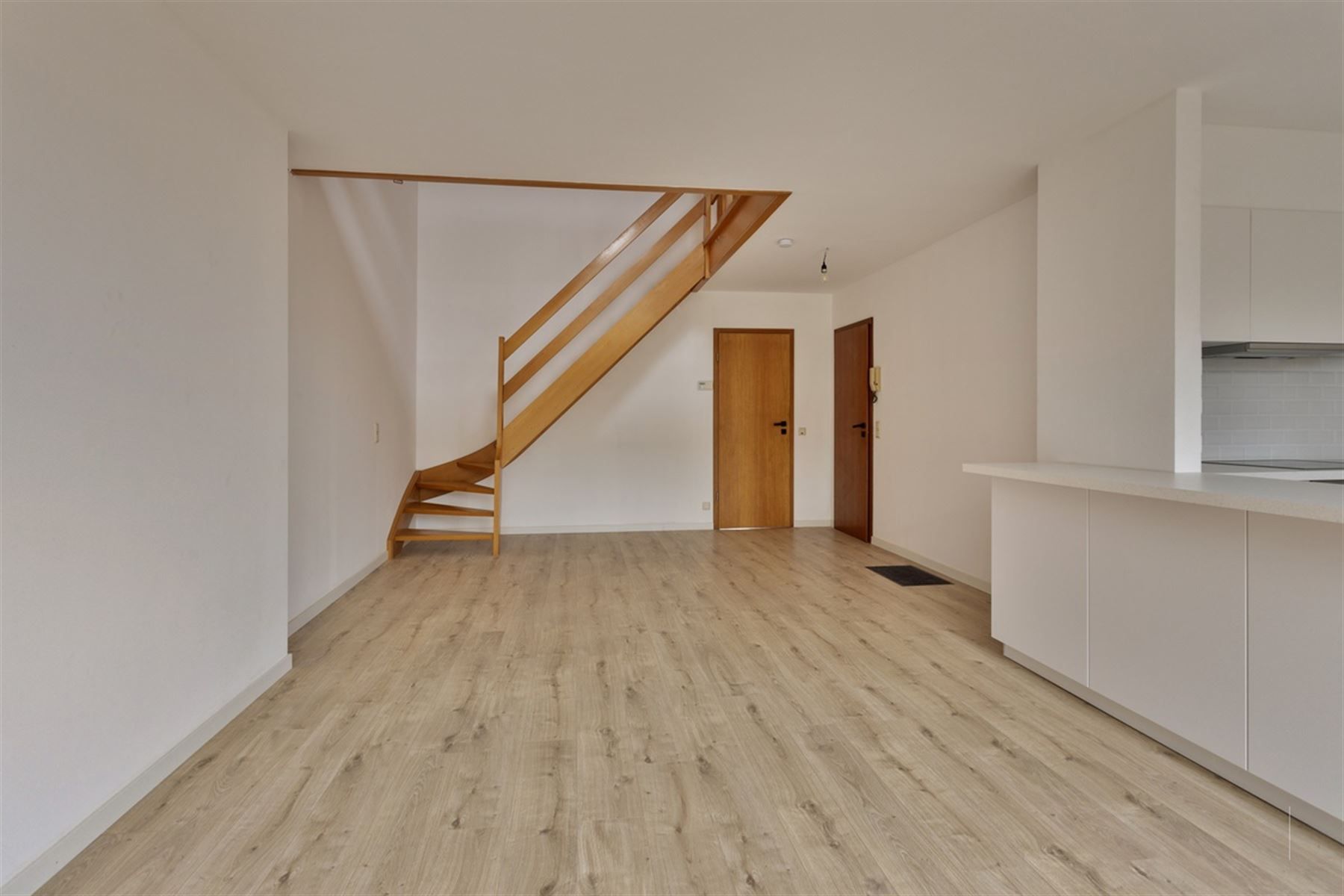 Gerenoveerd duplex appartement met drie slaapkamers foto 6