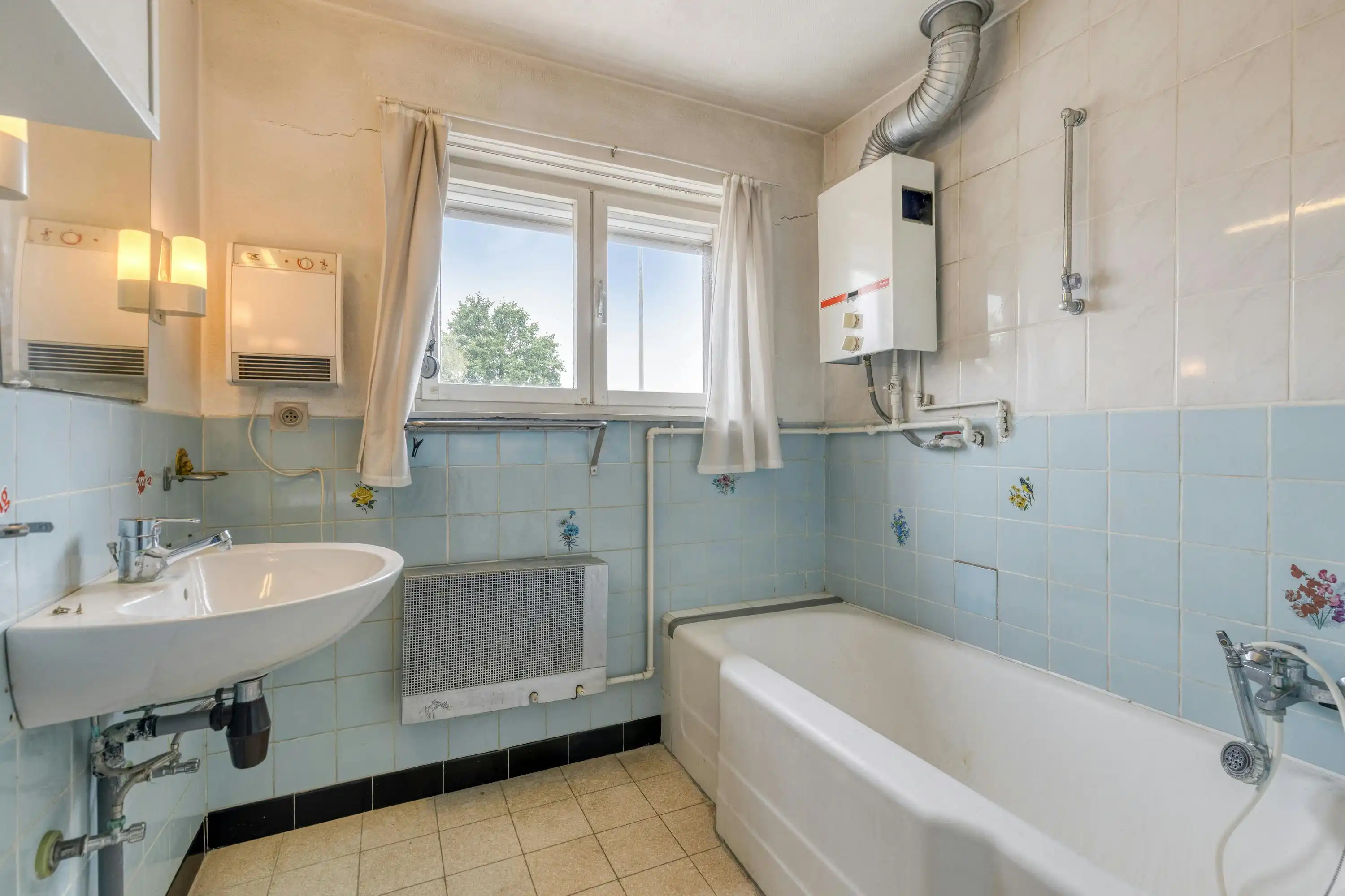 Ruime gezinswoning met zonnige tuin te koop in Roeselare foto 13
