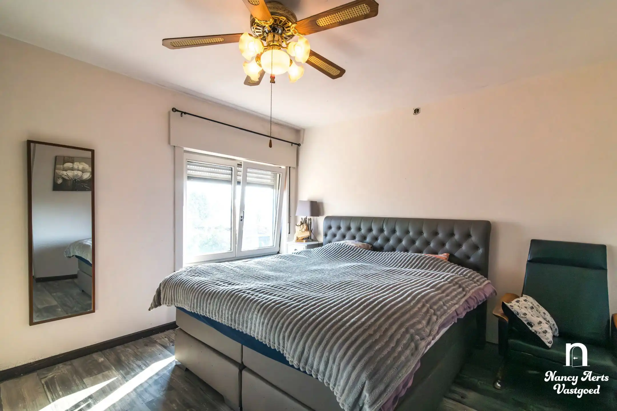 Ruime halfopen woning met tuin en veel potentieel foto 15