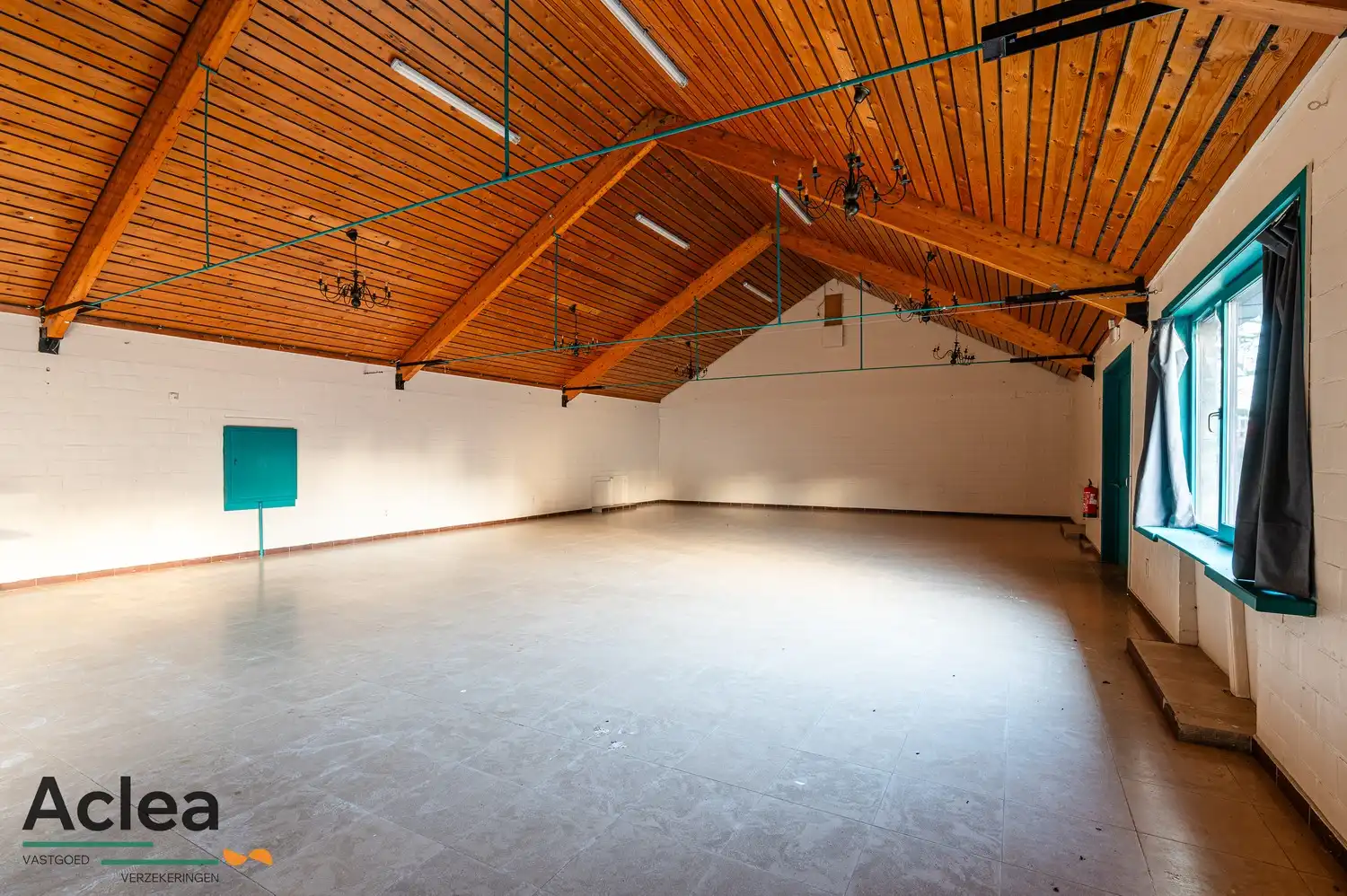 Multifunctionele eigendom bestaande uit café met appartement en feestzaal foto 15