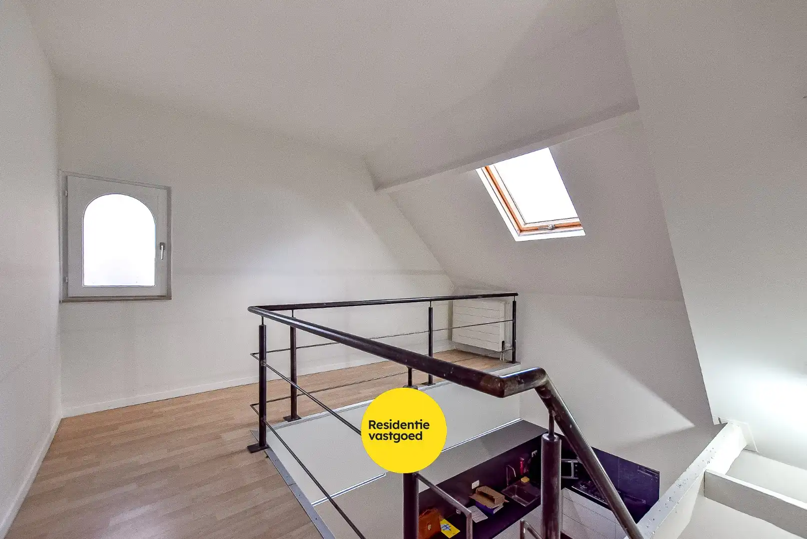 Gezellige halfopen woning met tuin en parking foto 11