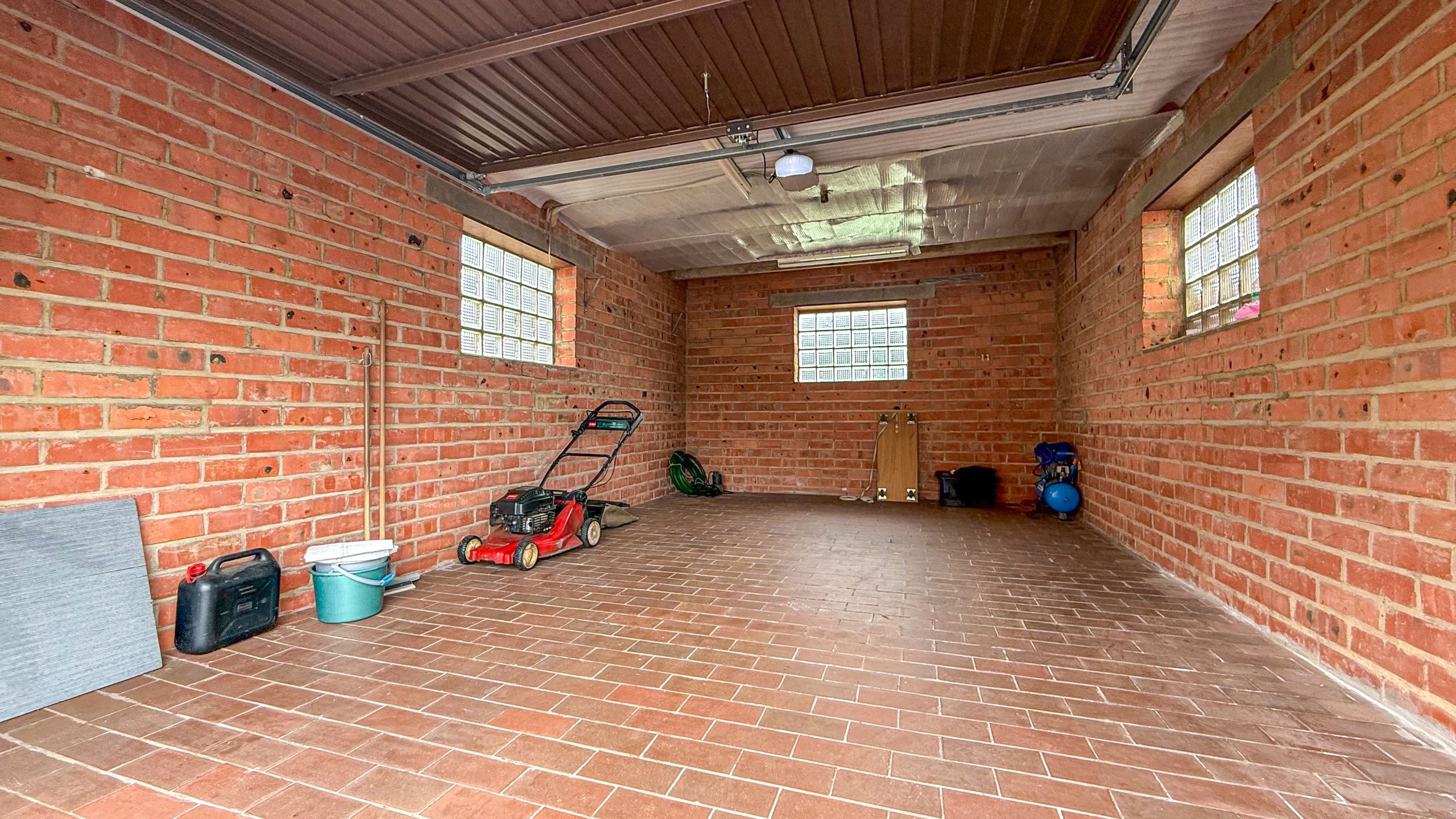 Ruime woning met 3 slaapkamers en zeer breed perceel! foto 34