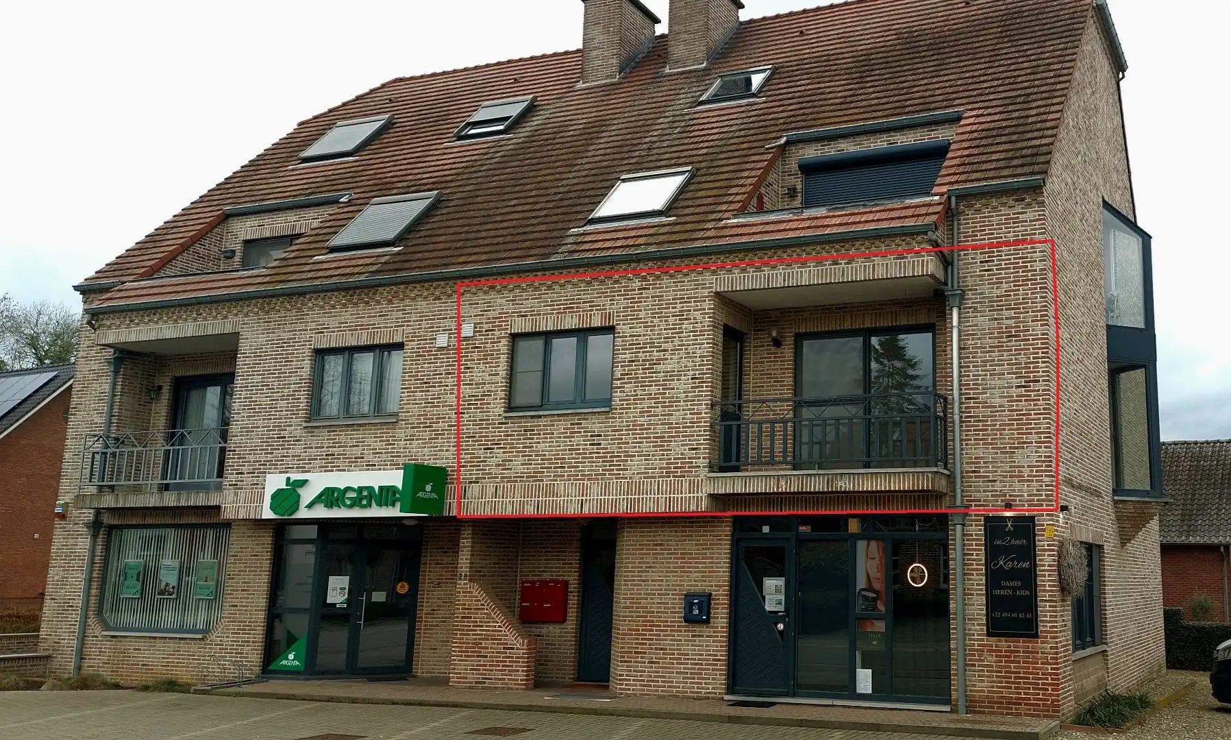 Comfortabel, verzorgd en gunstig gelegen appartement met 2 slaapkamers, terras en garage. foto {{pictureIndex}}