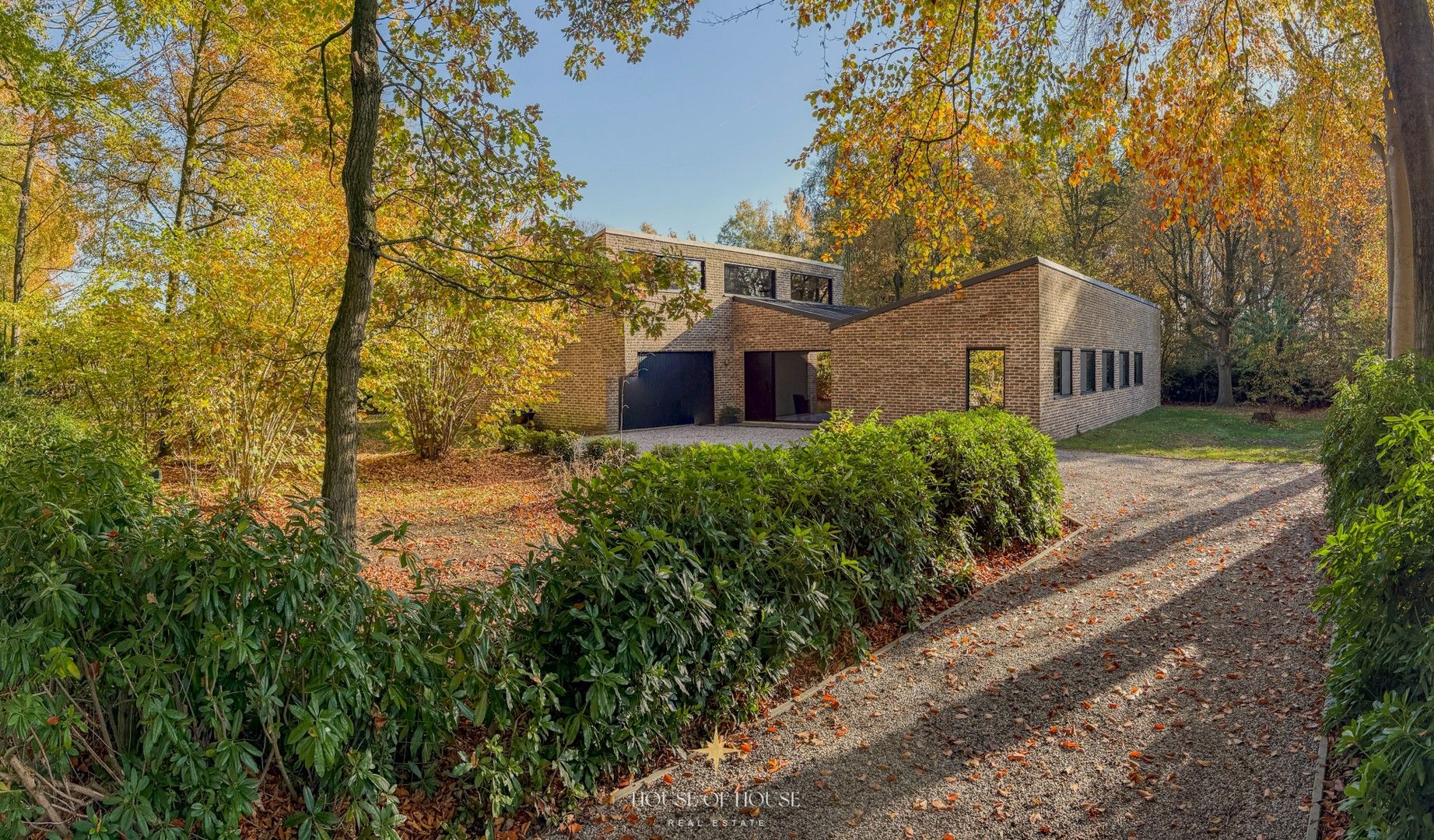 Architecturale laagbouwvilla in residentiële buurt nabij Abdij van Zevenkerken foto {{pictureIndex}}