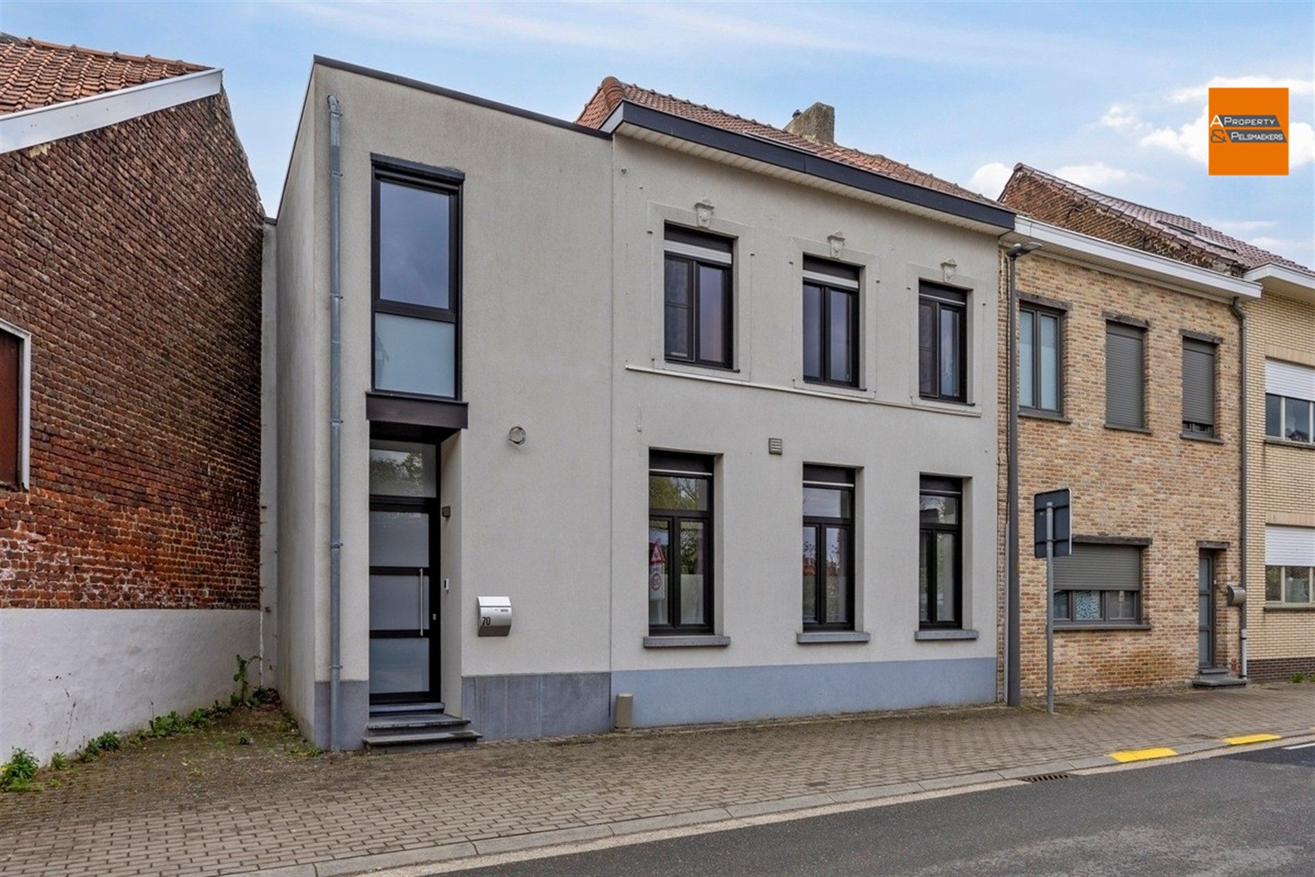 Gerenoveerde woning foto {{pictureIndex}}